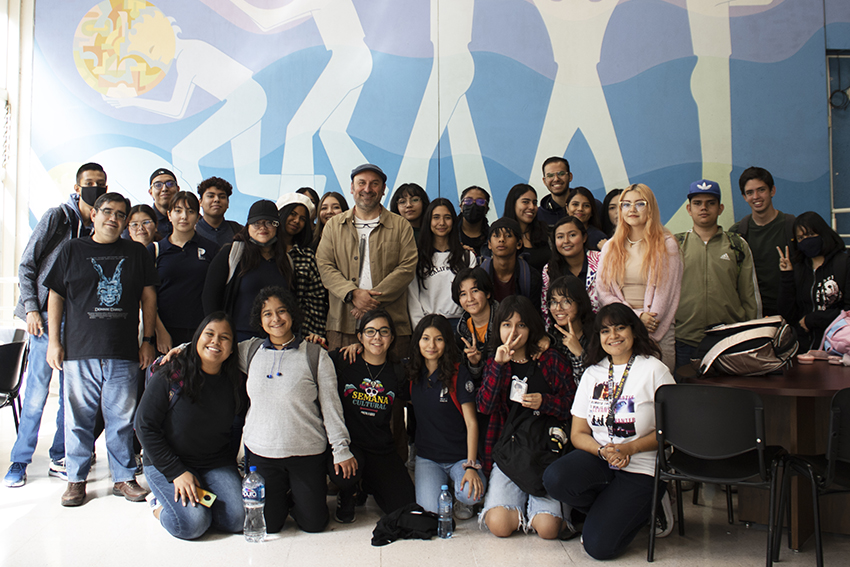 Escritor Yanko González junto a asistentes al evento