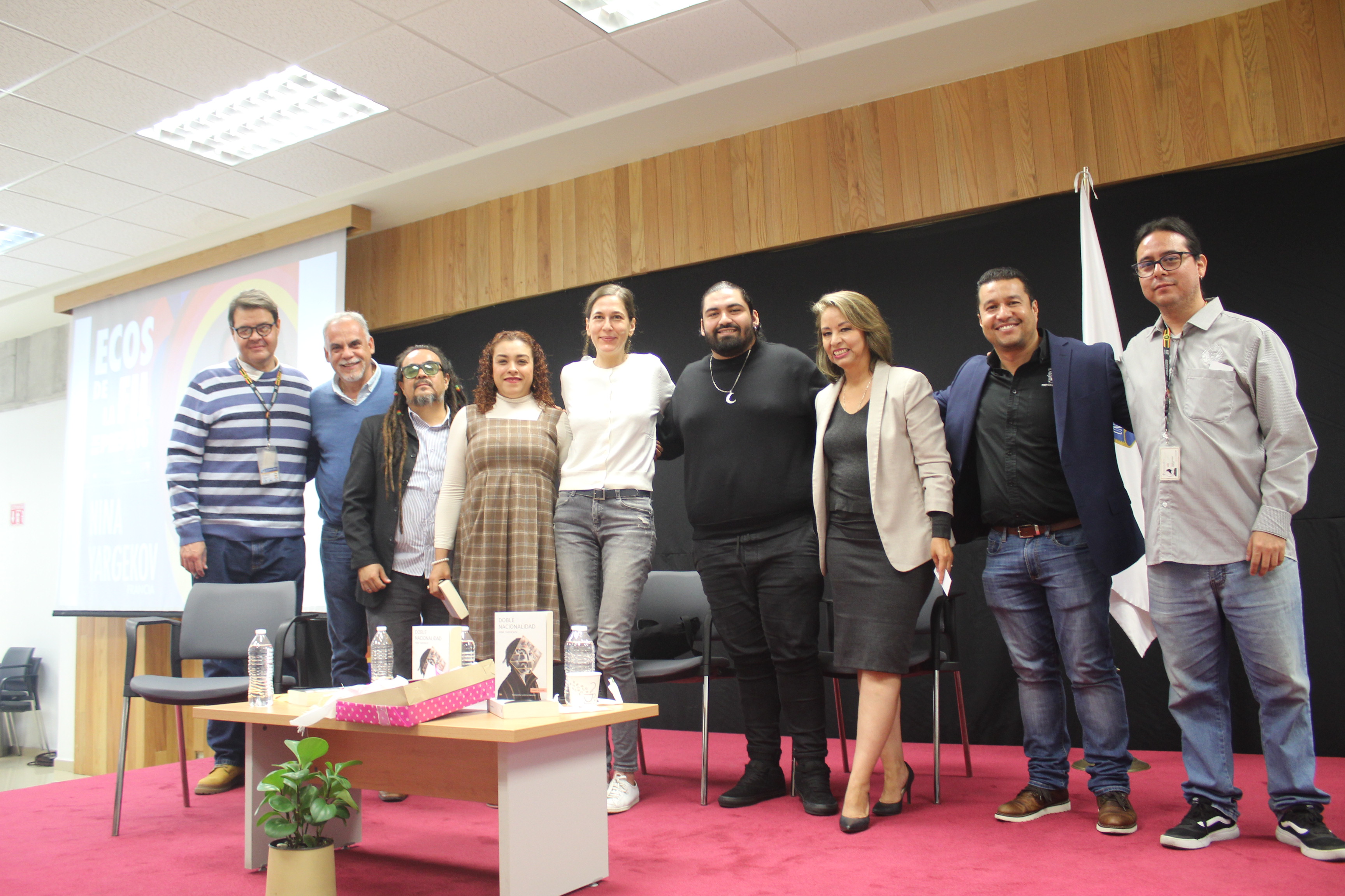 Autoridades del evento en presidium