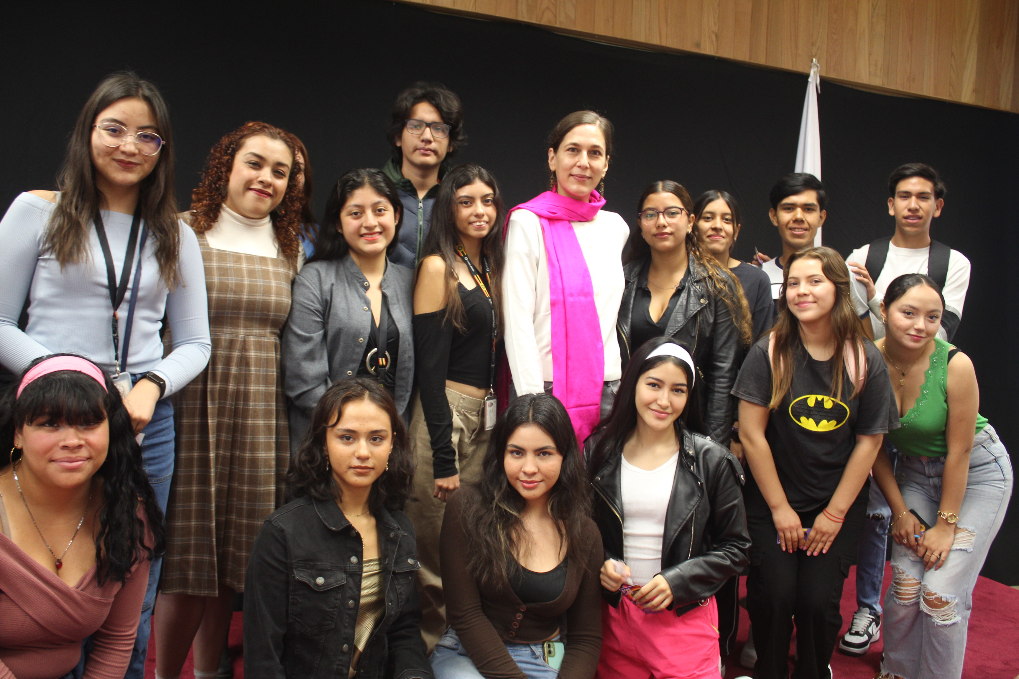 Grupo de alumnos junto a escritora