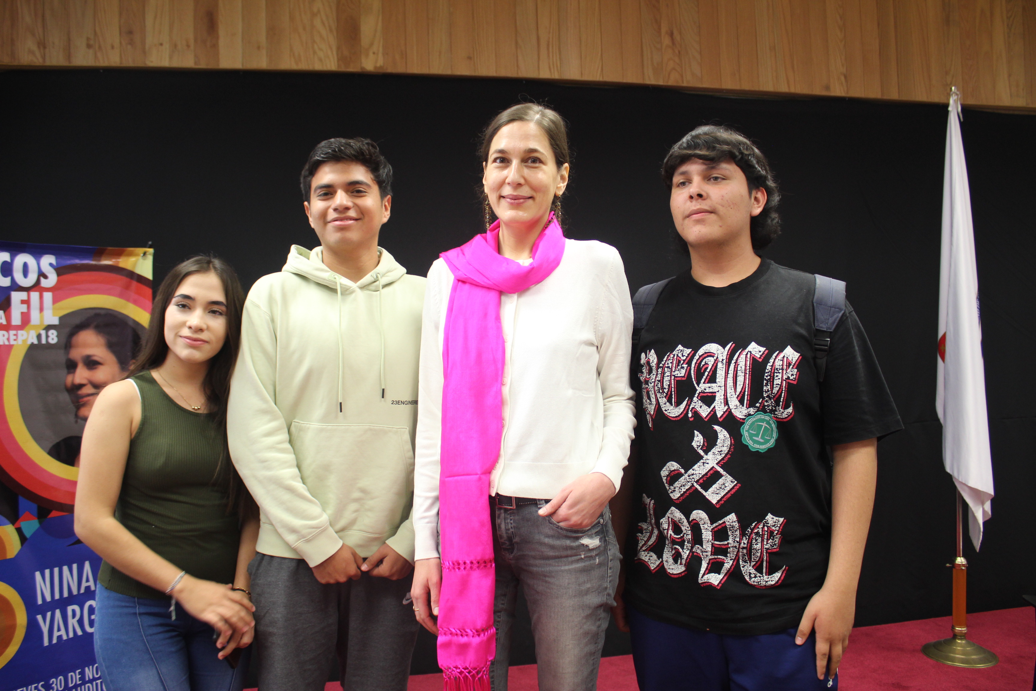 Grupo de alumnos junto a escritora