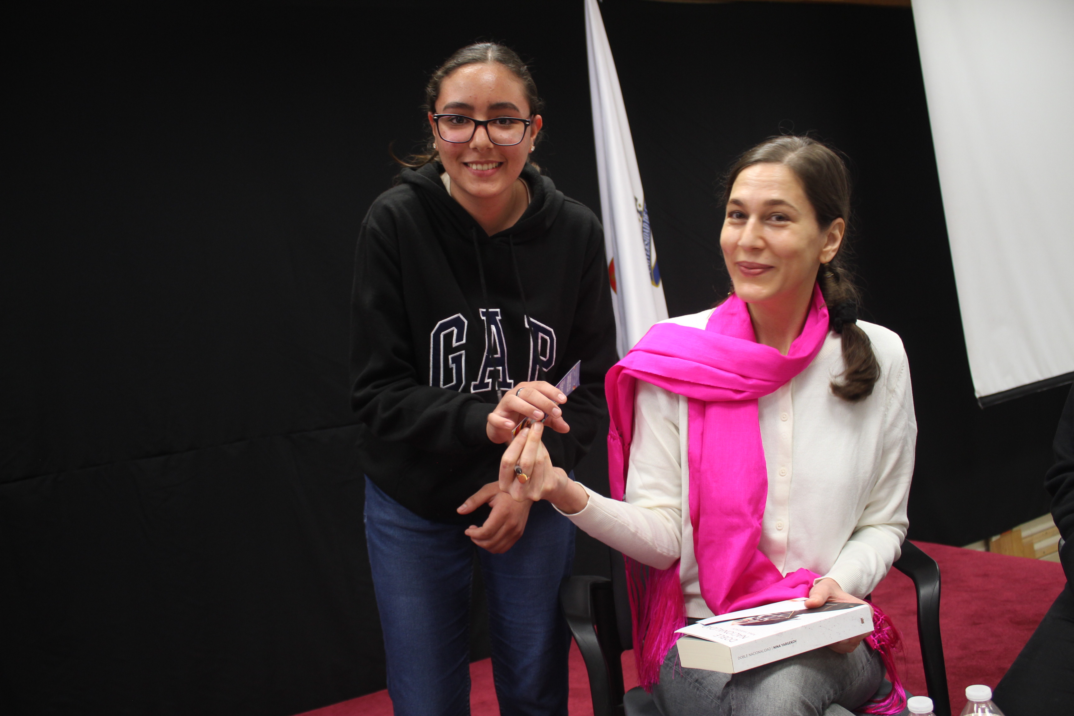 Alumna pide autografo a escritora