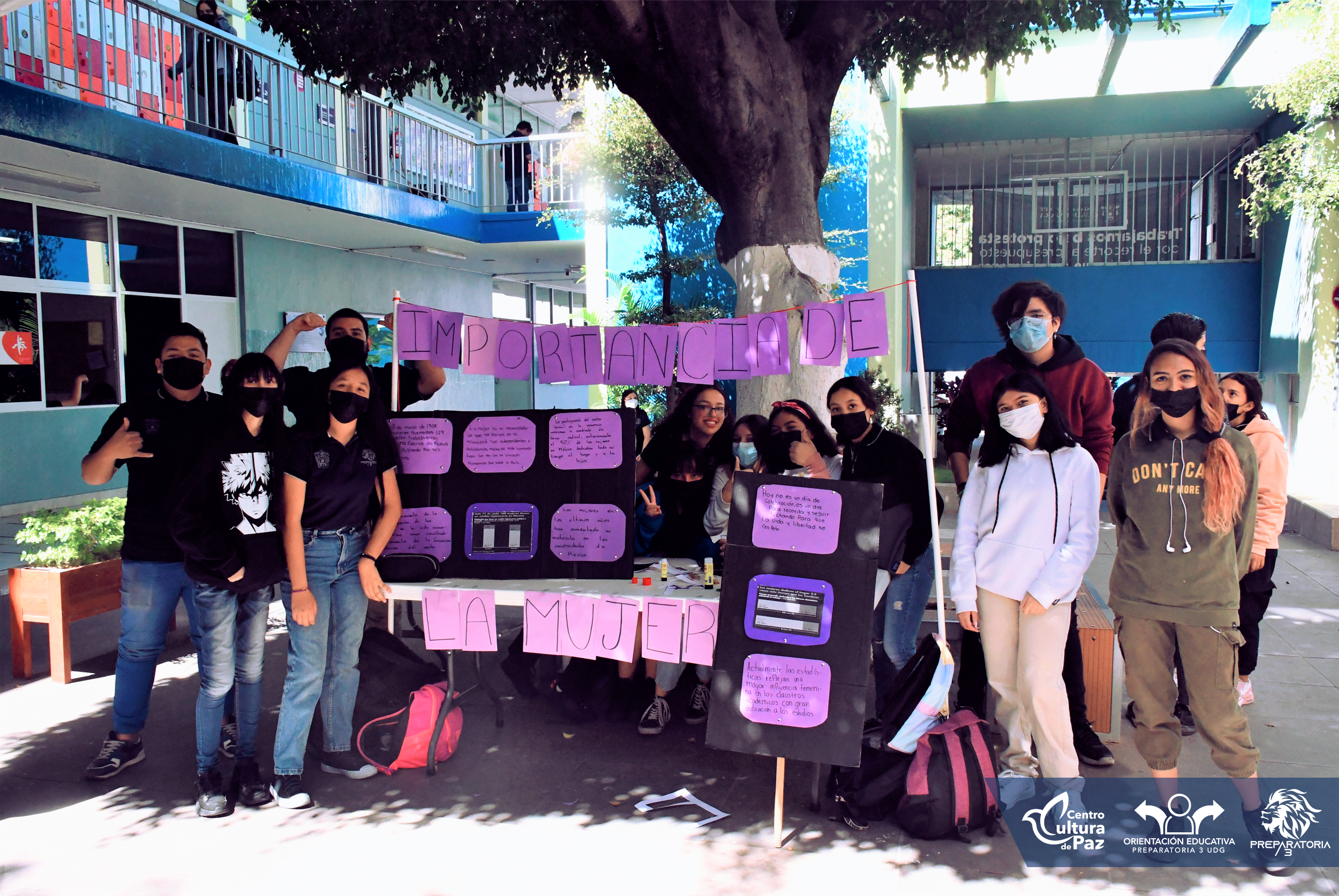 Grupo de participantes que asistieron al evento