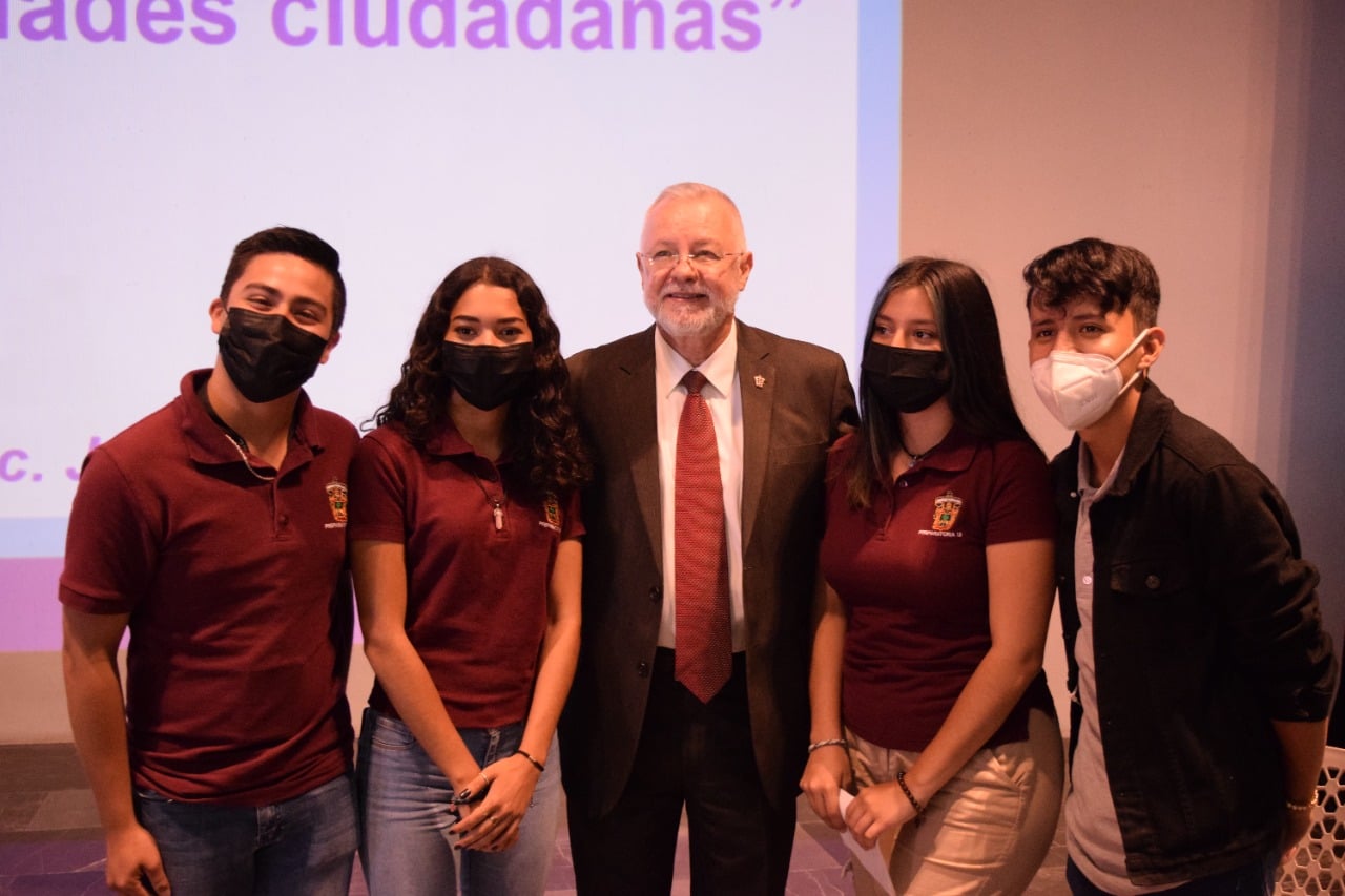 maestro José Trinidad Padilla López junto a jóvenes
