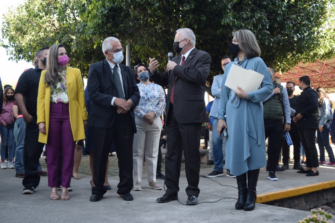 Autoridades del evento en presidium