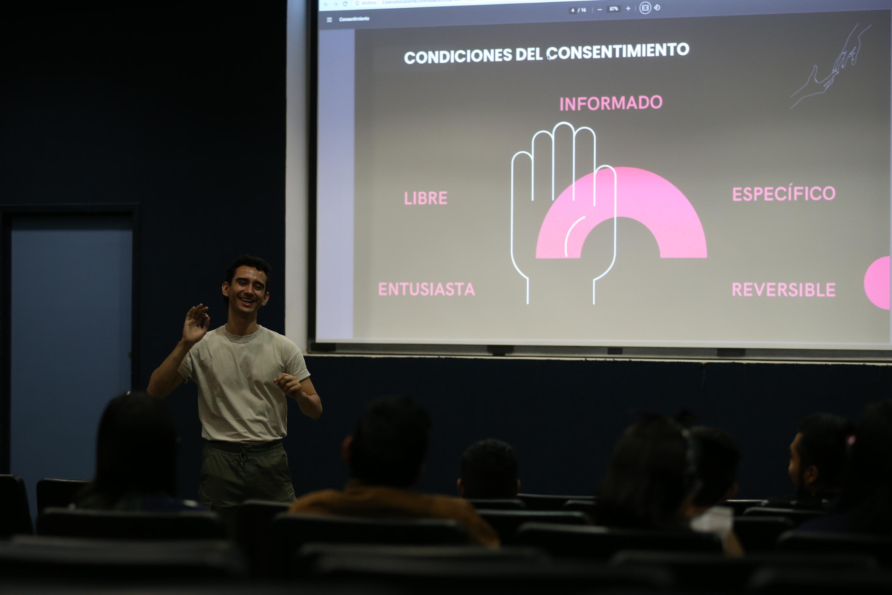 Autoridades del evento frente a asistentes