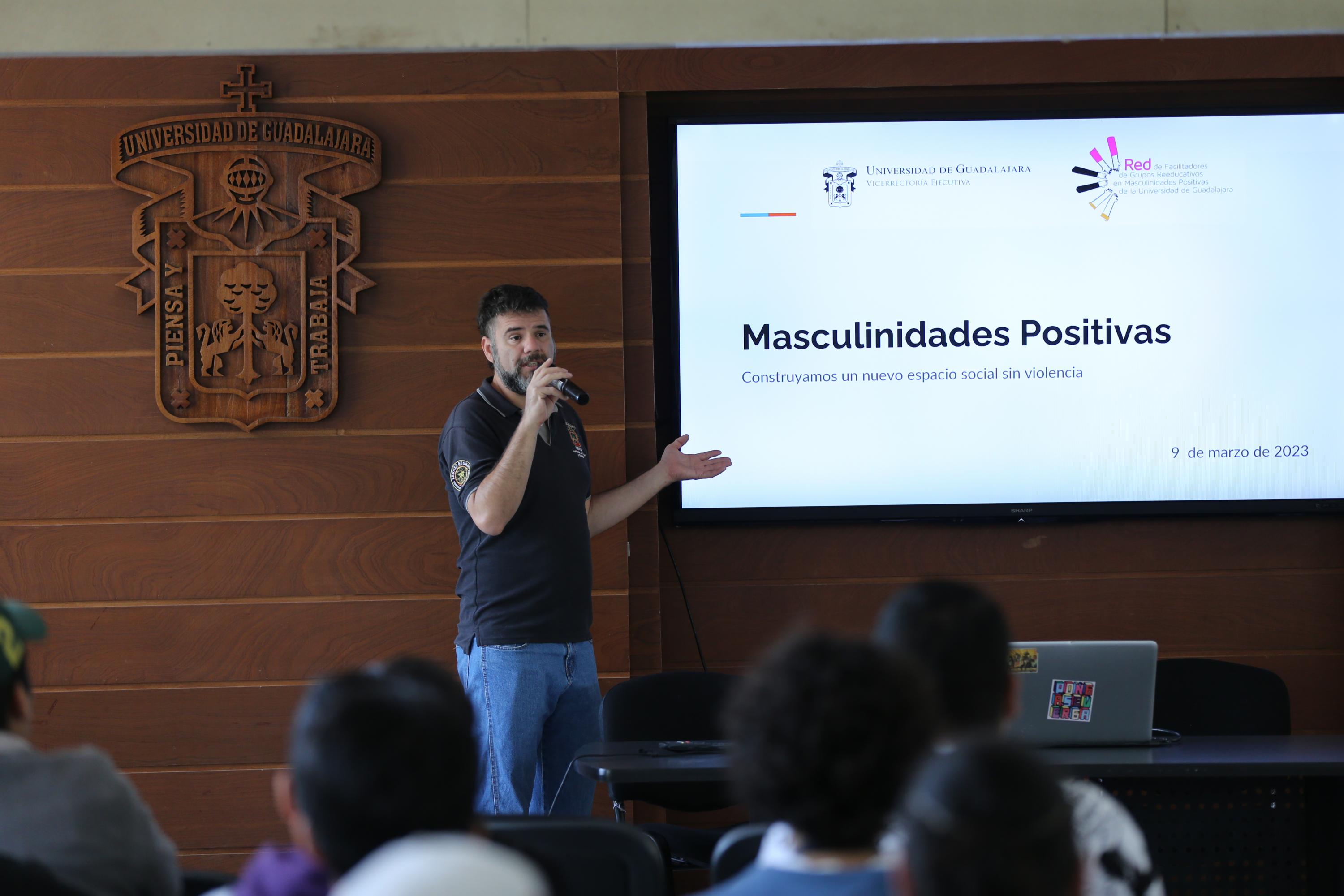 Autoridades del evento frente a asistentes