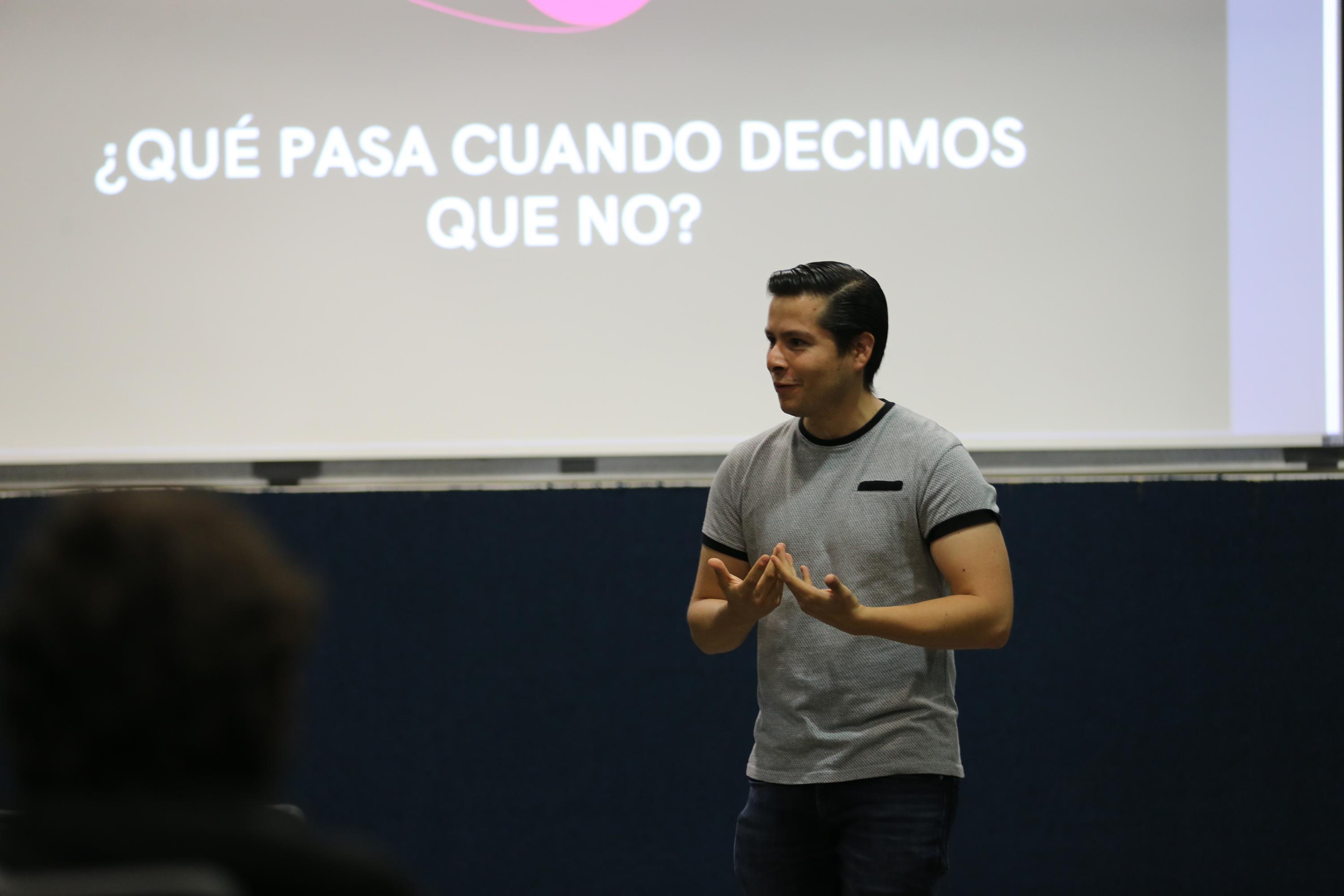 Autoridades del evento frente a asistentes