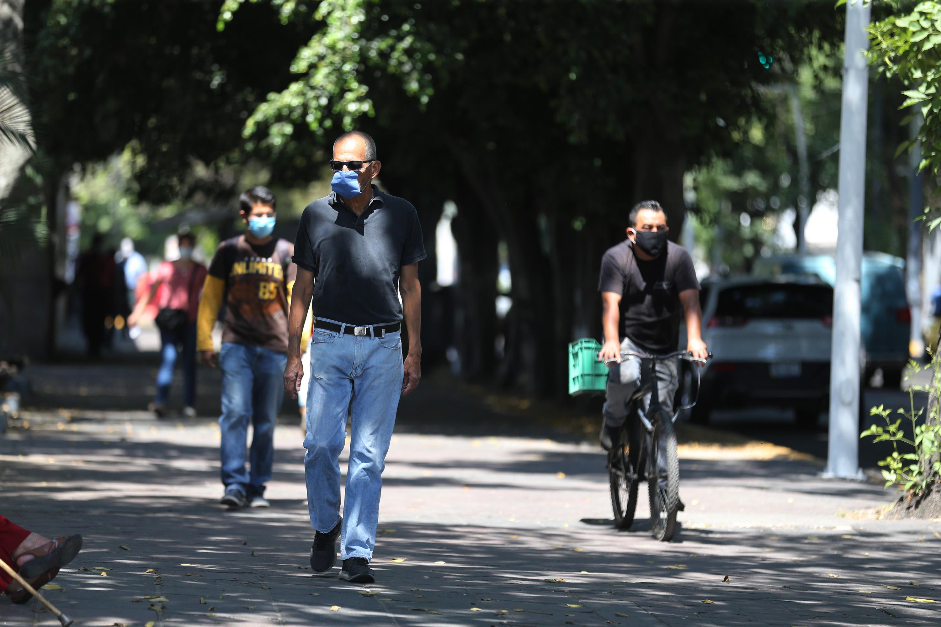 Grupo de personas que caminan