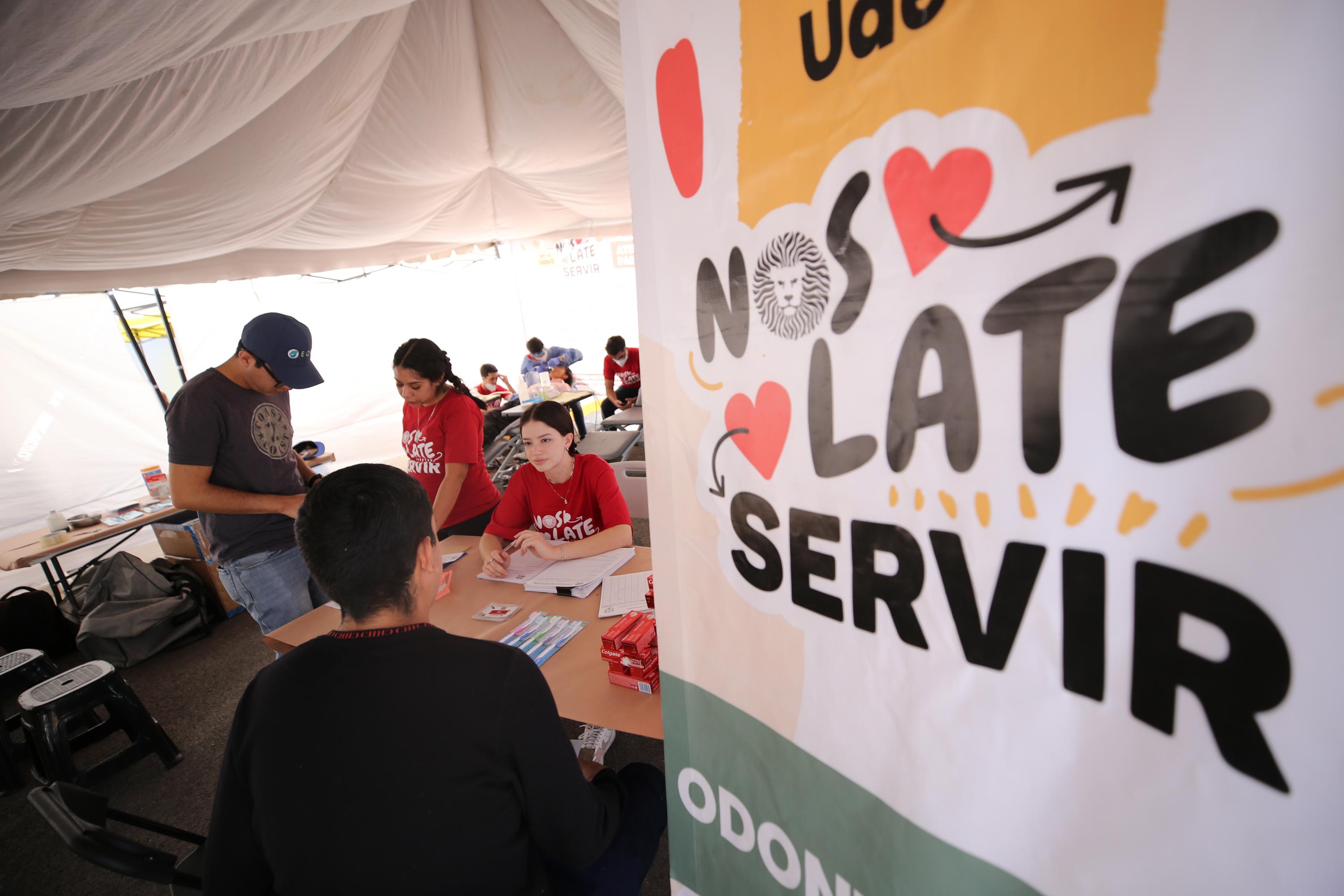 Participantes de Brigadas Multidisciplinarias Nos Late Servir atiende paciente