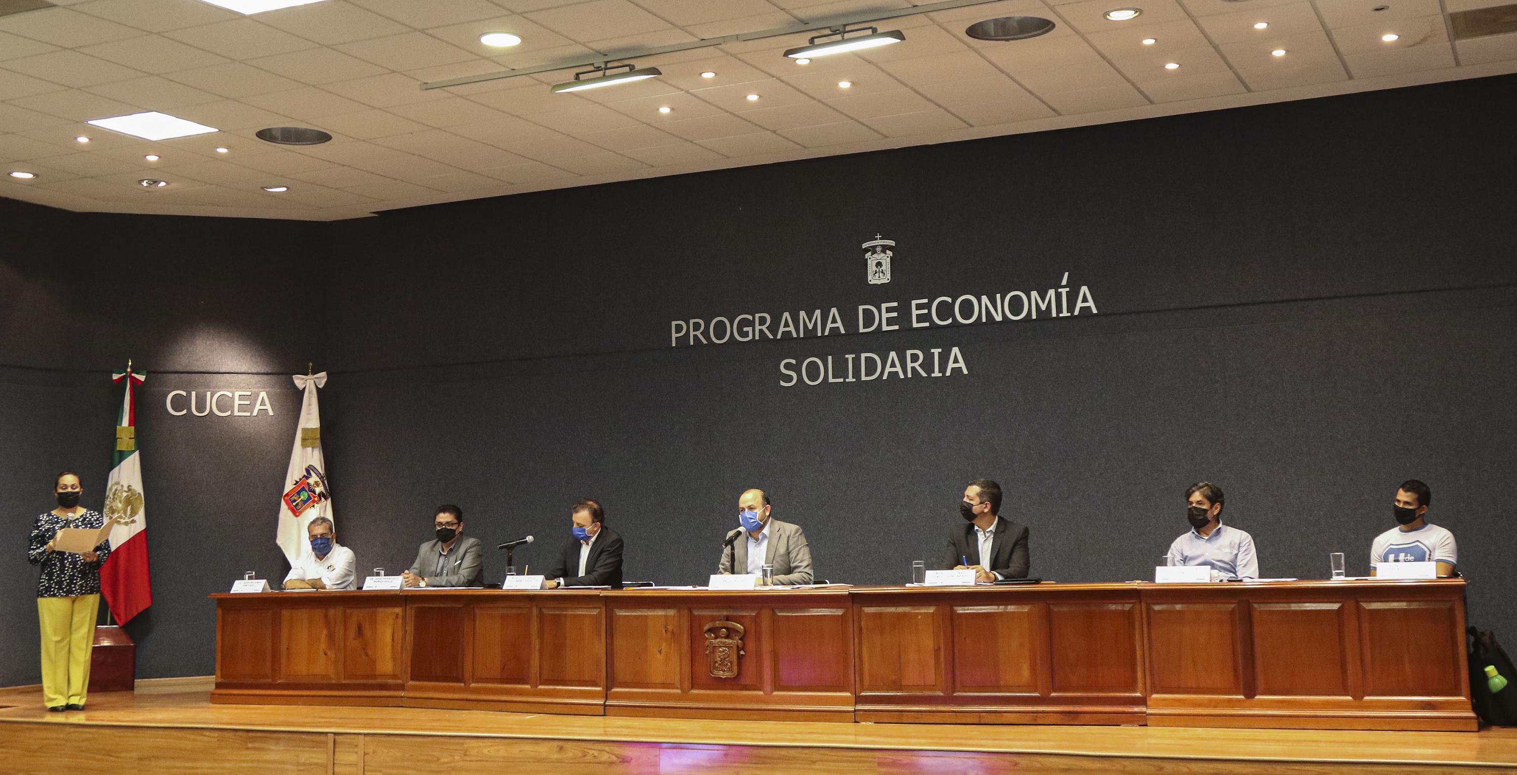 Autoridades del evento en presidium