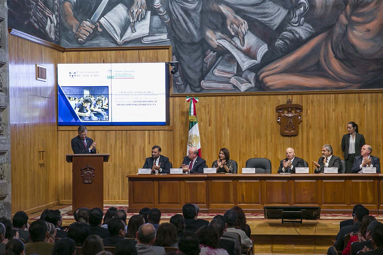 Autoridades del evento en presidium