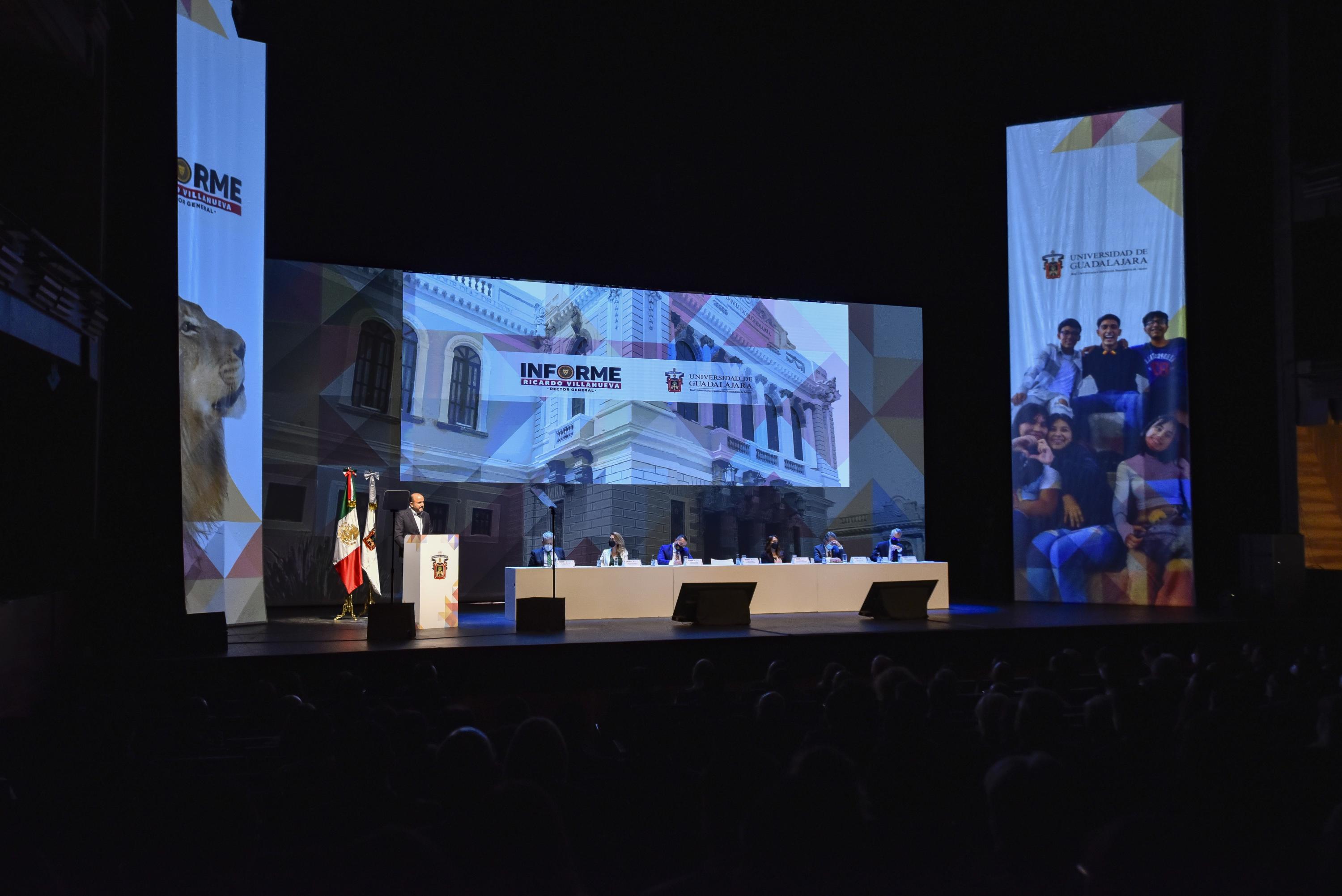 Autoridades del evento en presídium