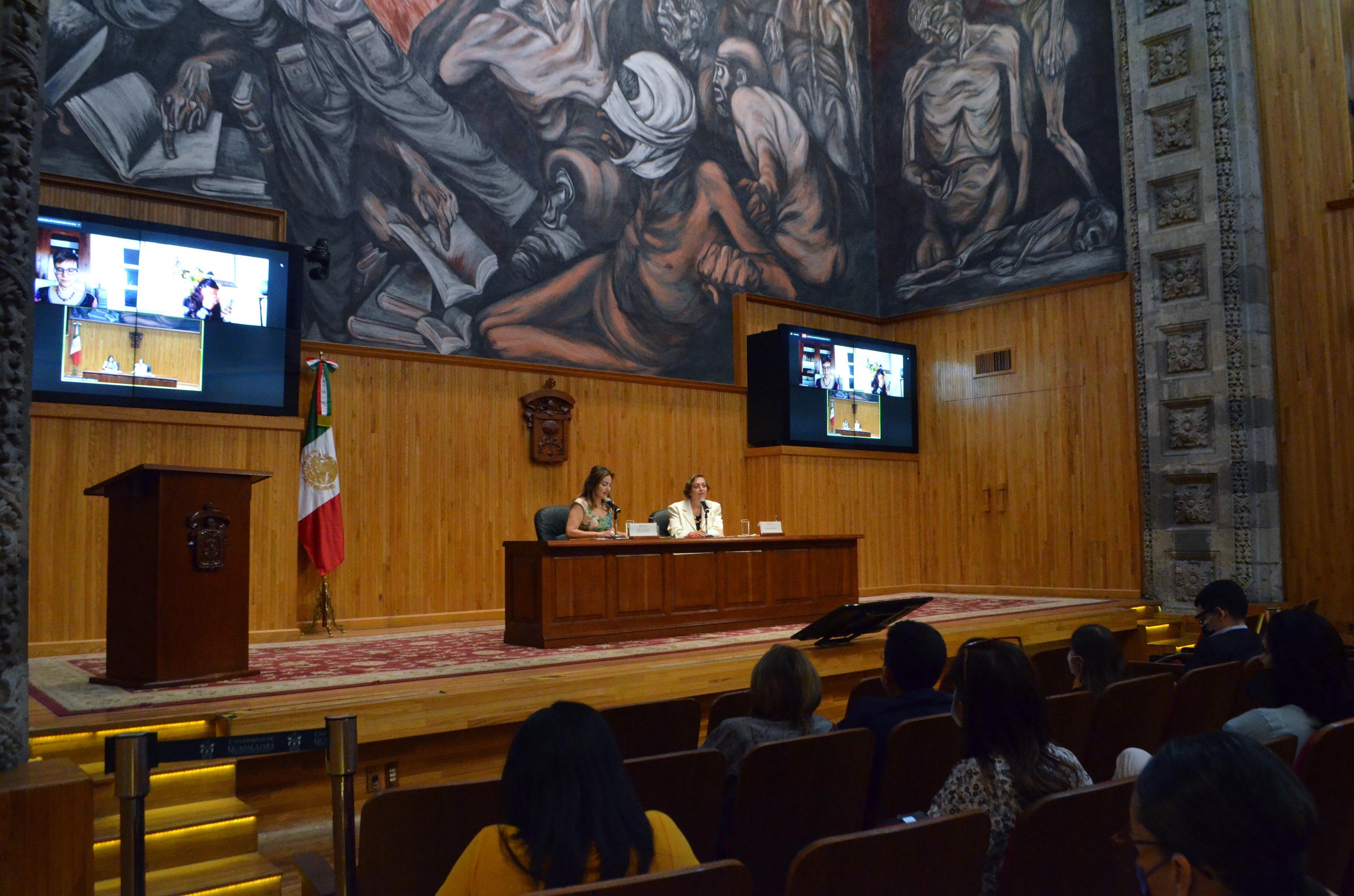 Autoridades del evento en presídium
