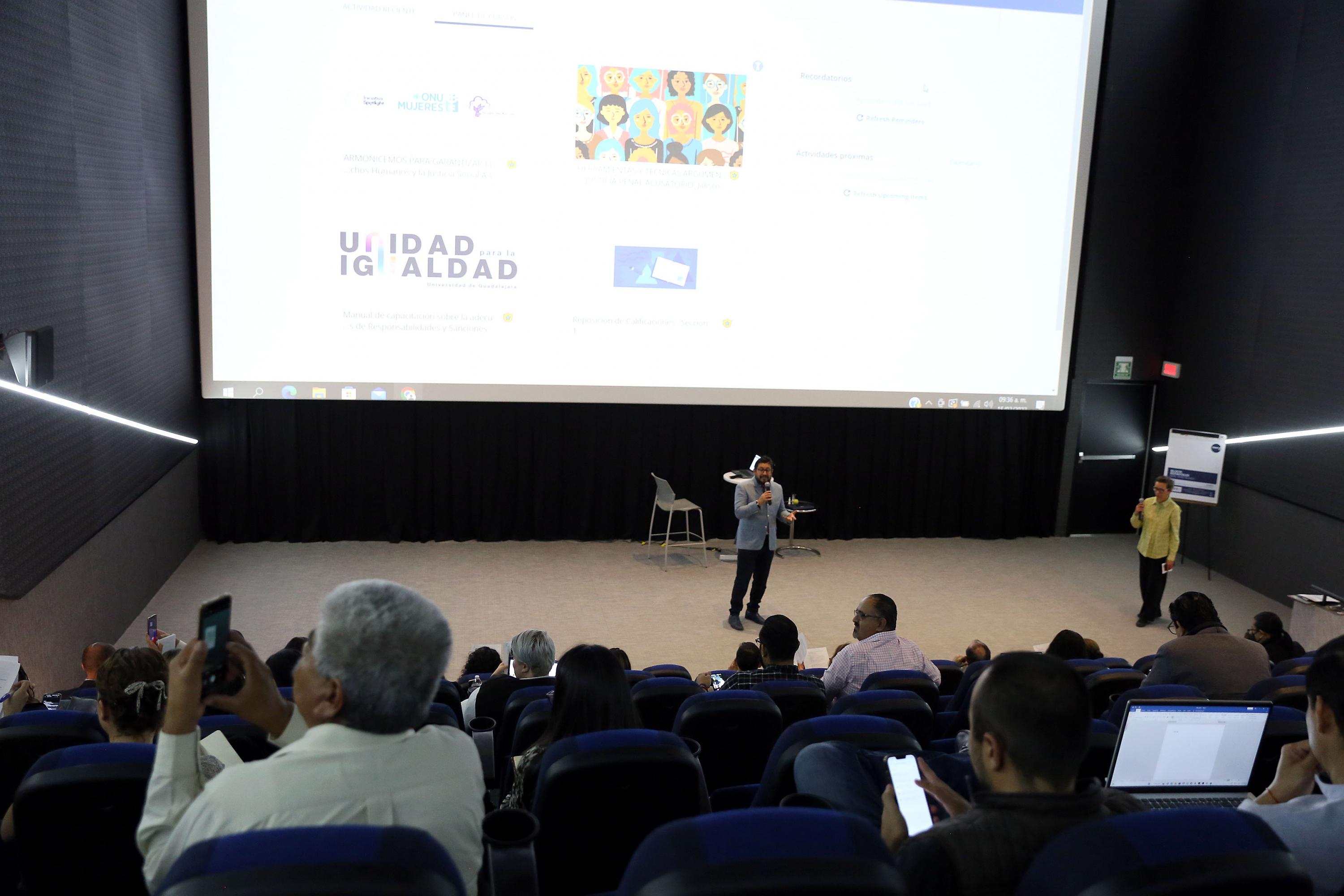Expositores frente a asistentes en auditorio