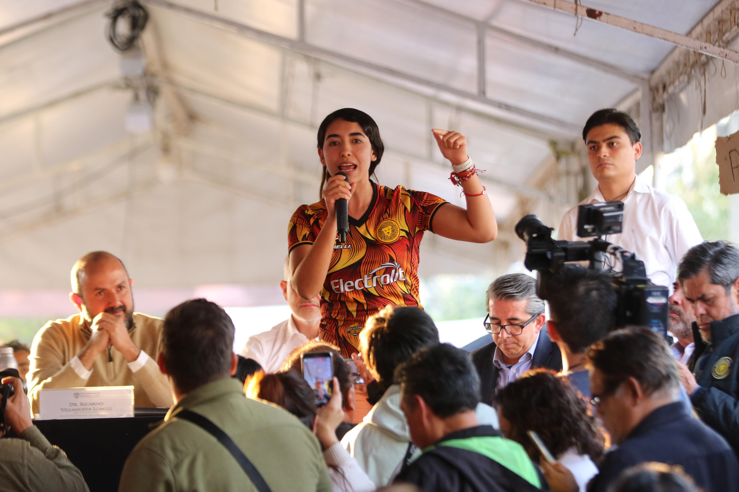 Zoé García presidenta de la Federación Estudiantil Universitaria en uso de la voz