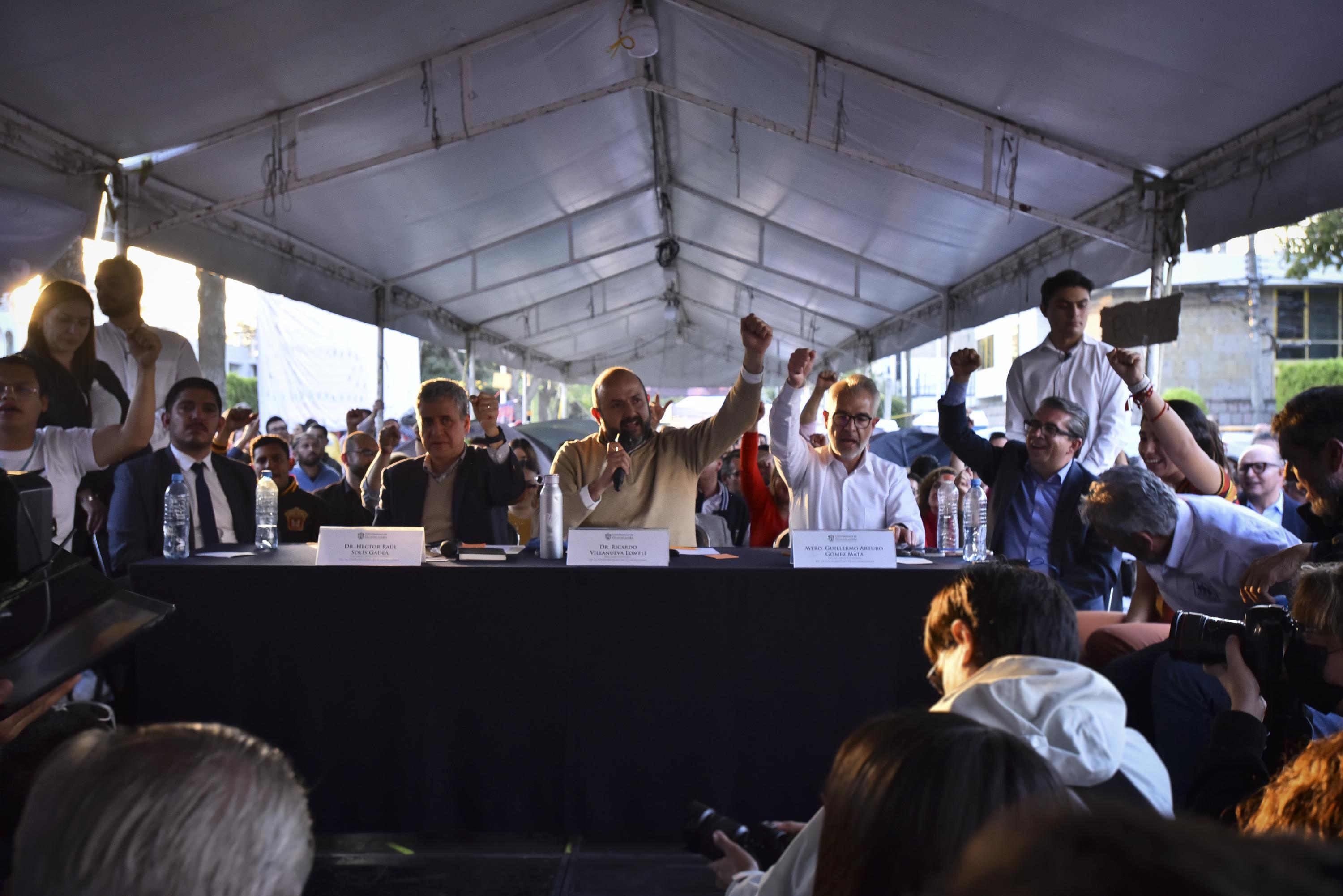Autoridades del evento en presidium