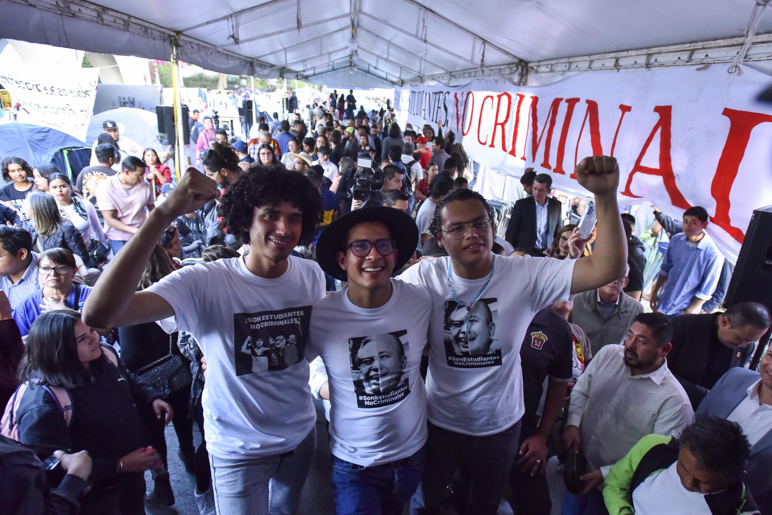 Francisco Javier Armenta Iván Ilich Cisneros y José Alexis Rojas junto a participantes en el evento