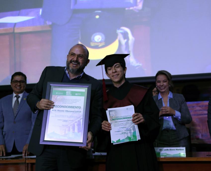 rector general de la Universidad de Guadalajara doctor Ricardo Villanueva Lomelí junto a alumno graduado