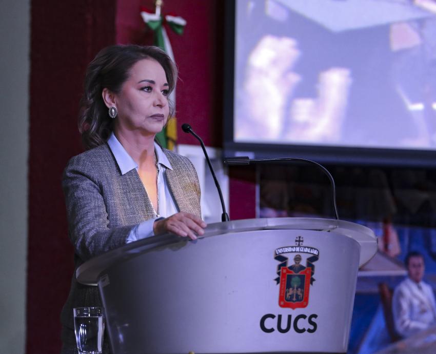 directora del plantel doctora Lucila Rivera Martínez en uso de la voz