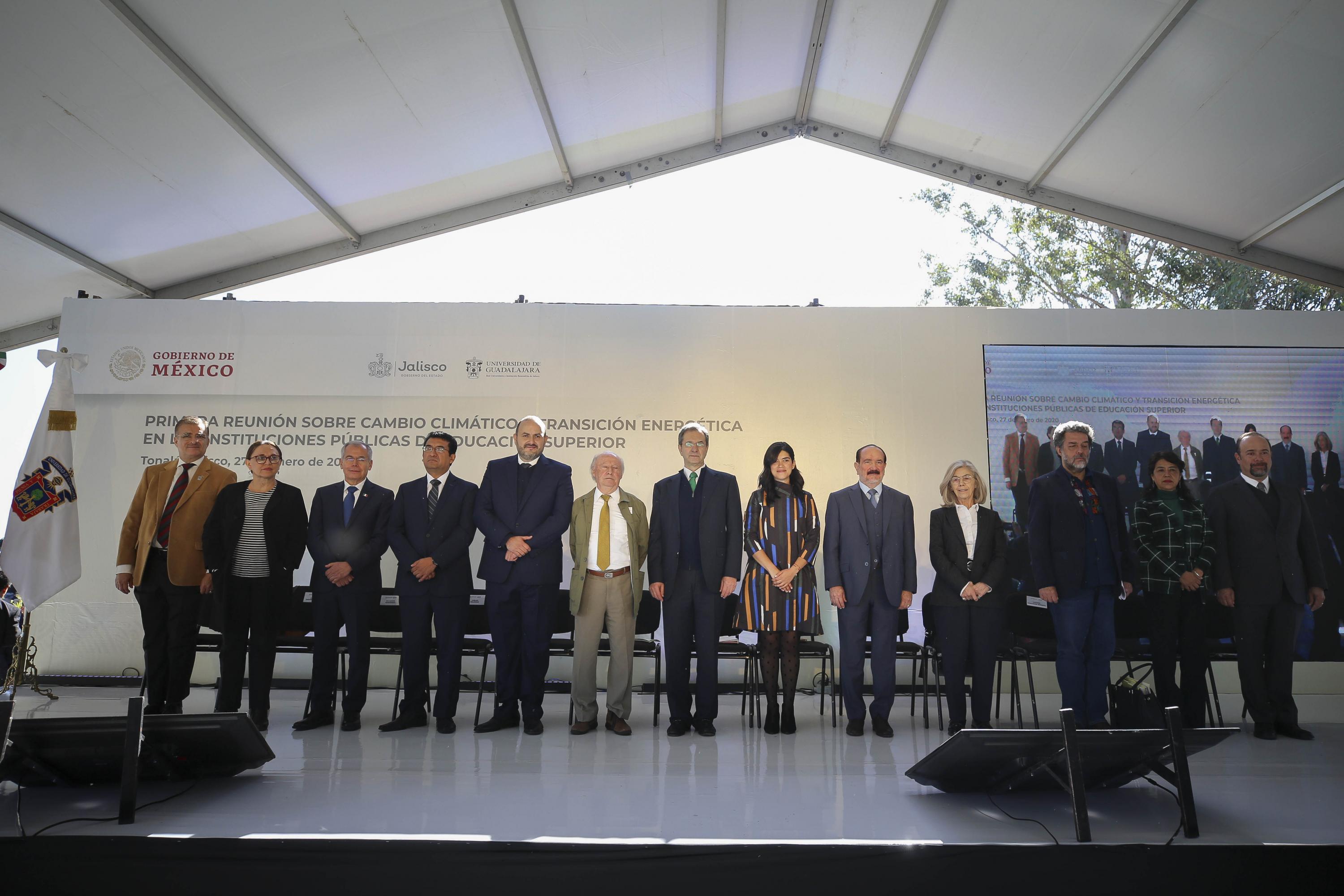 Autoridades del evento en presidium
