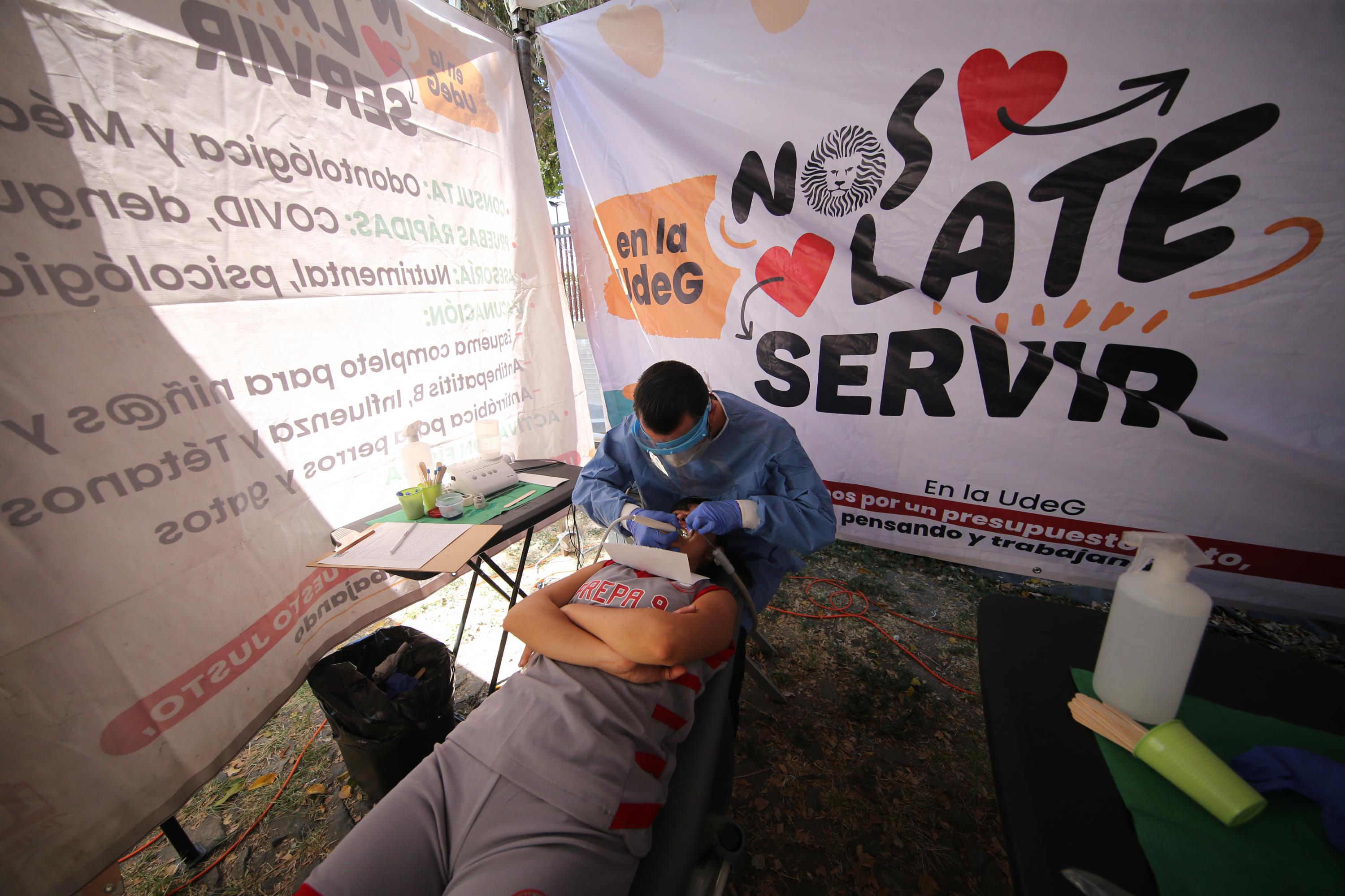 Participantes de Brigadas Multidisciplinarias Nos Late Servir atiende paciente