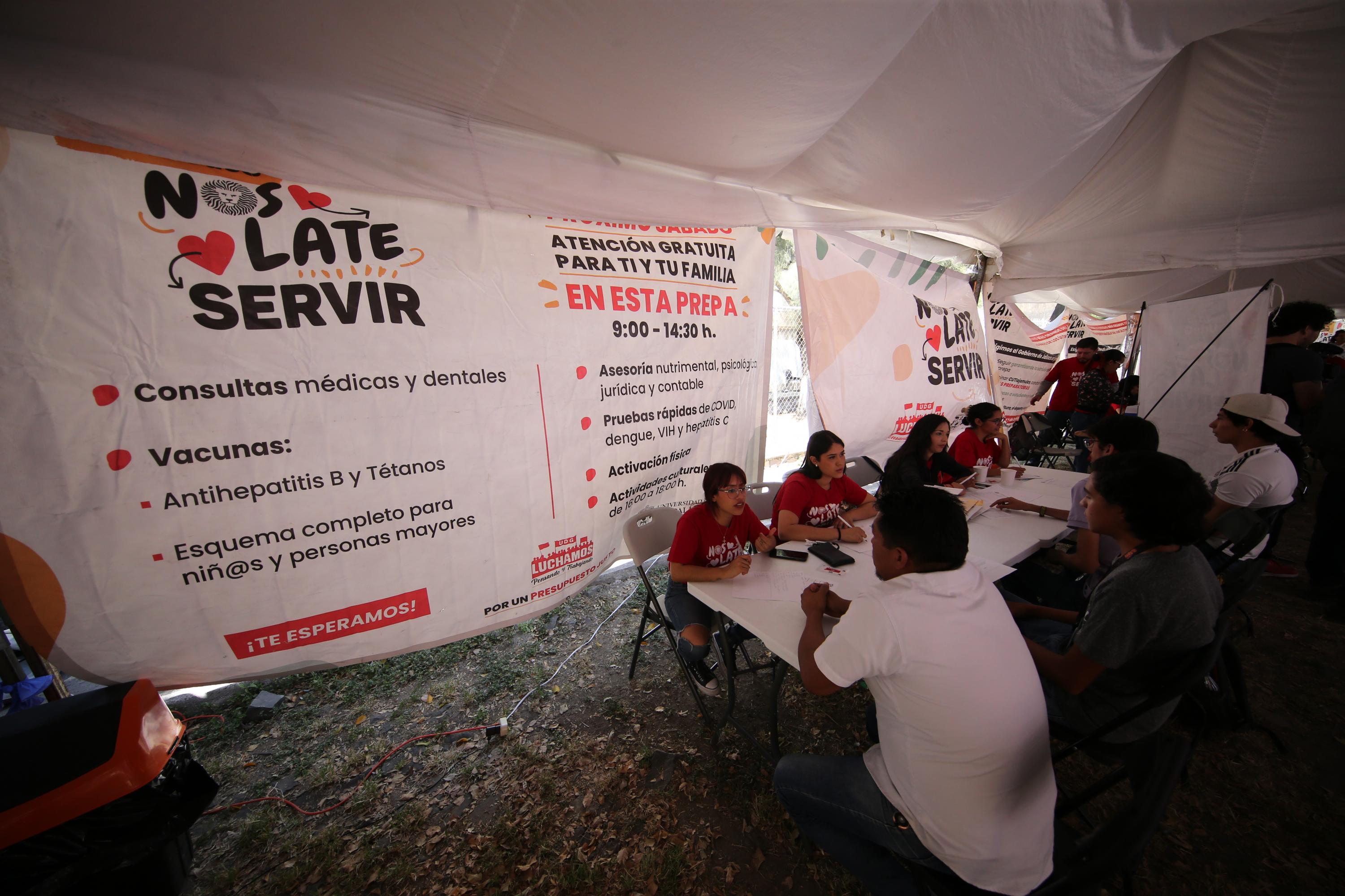 Participantes de Brigadas Multidisciplinarias Nos Late Servir atiende paciente