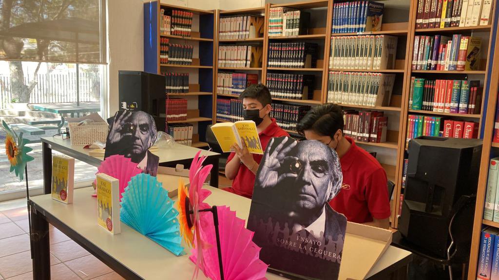 Personas leen libro en biblioteca