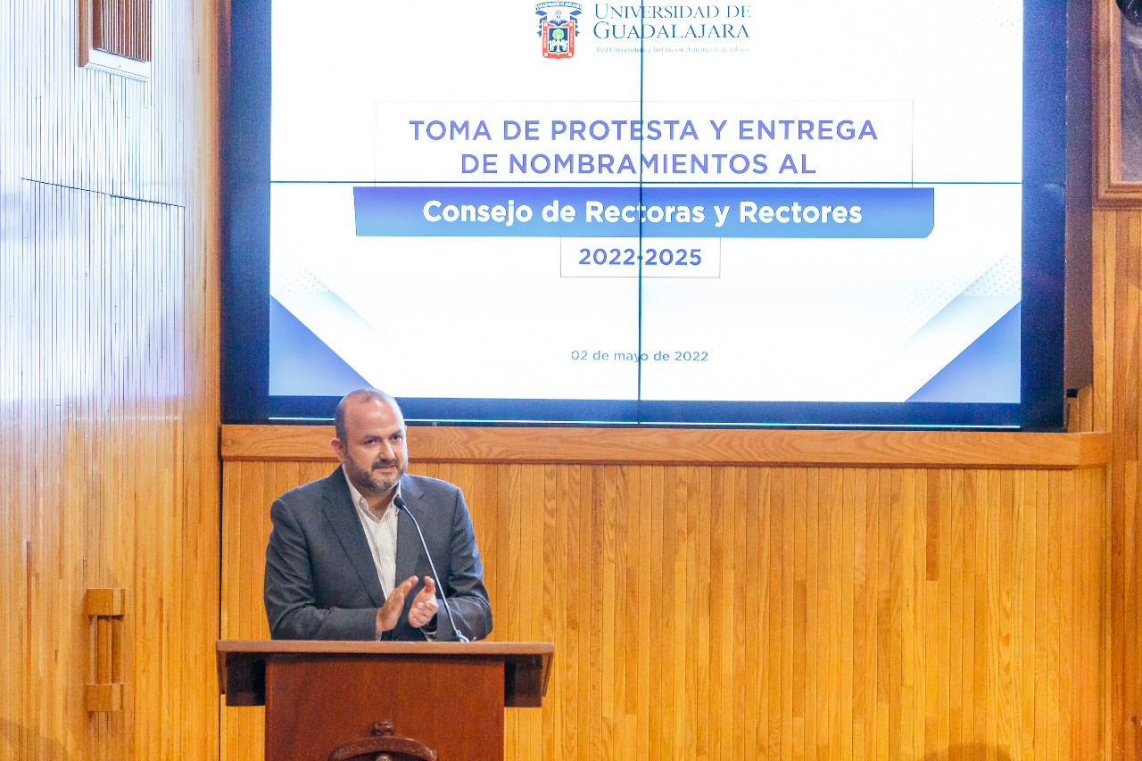 Doctor Ricardo Villanueva rector general de la u d g en pódium