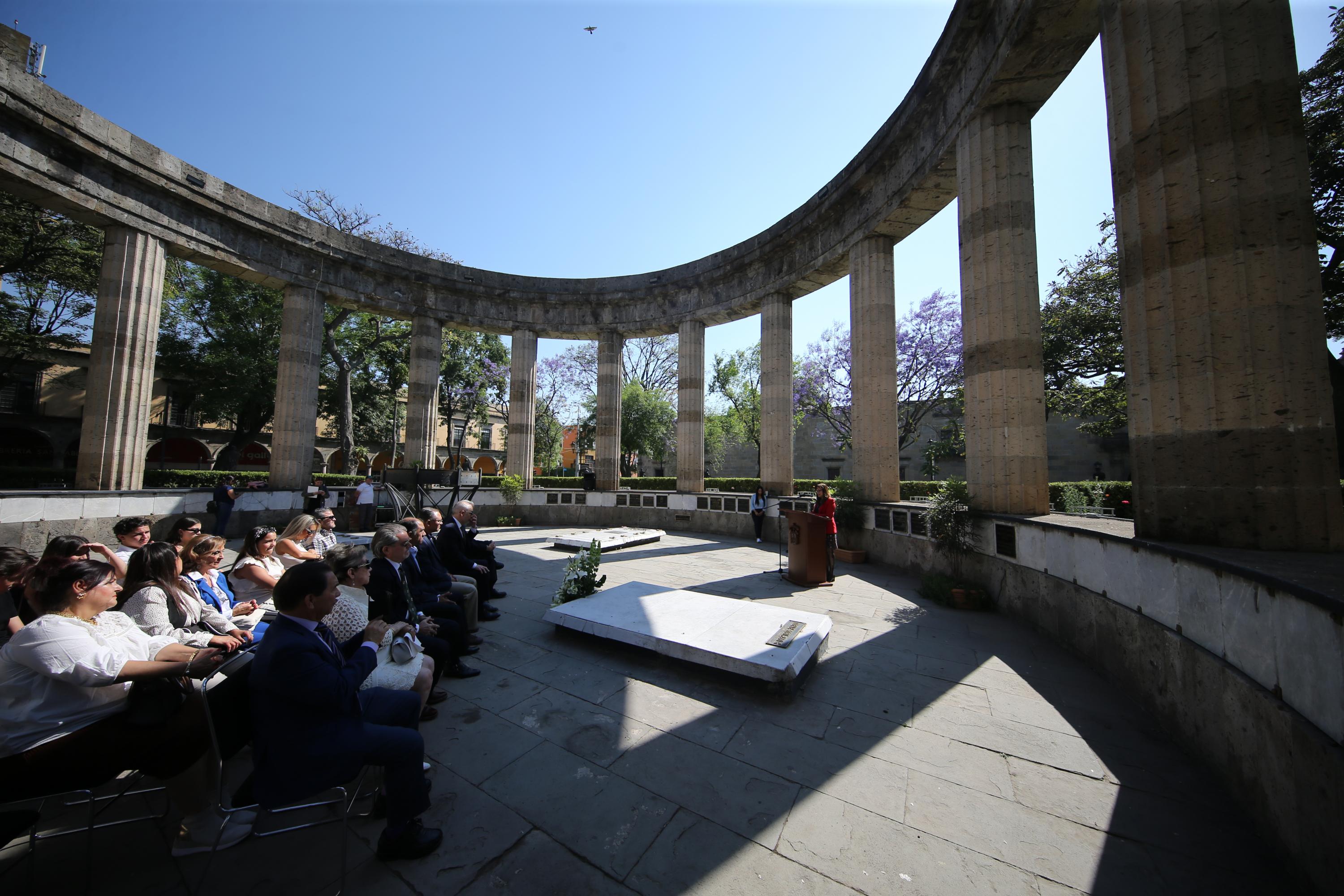 Autoridades universitarias y familiares se dieron cita en la Rotonda de las y los jaliscienses ilustres para celebrar el aniversario del natalicio de la doctora Irene Robledo García