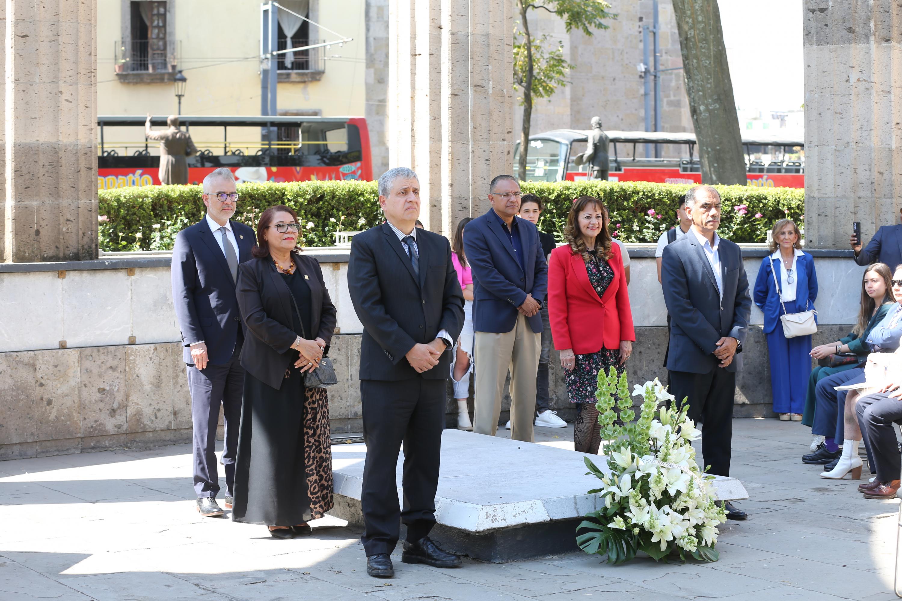 Autoridades universitarias y familiares se dieron cita en la Rotonda de las y los jaliscienses ilustres para celebrar el aniversario del natalicio de la doctora Irene Robledo García