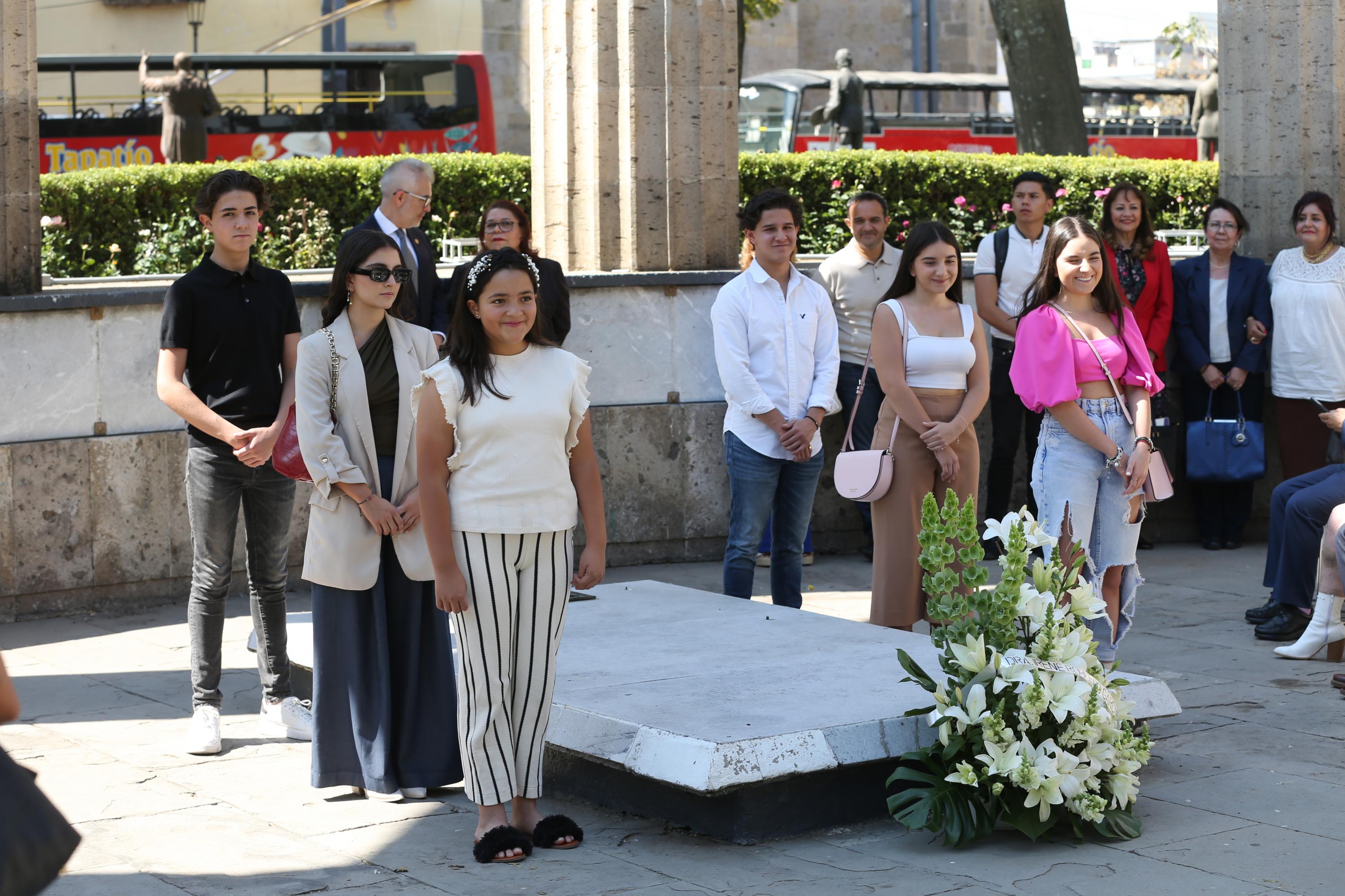 Autoridades universitarias y familiares se dieron cita en la Rotonda de las y los jaliscienses ilustres para celebrar el aniversario del natalicio de la doctora Irene Robledo García