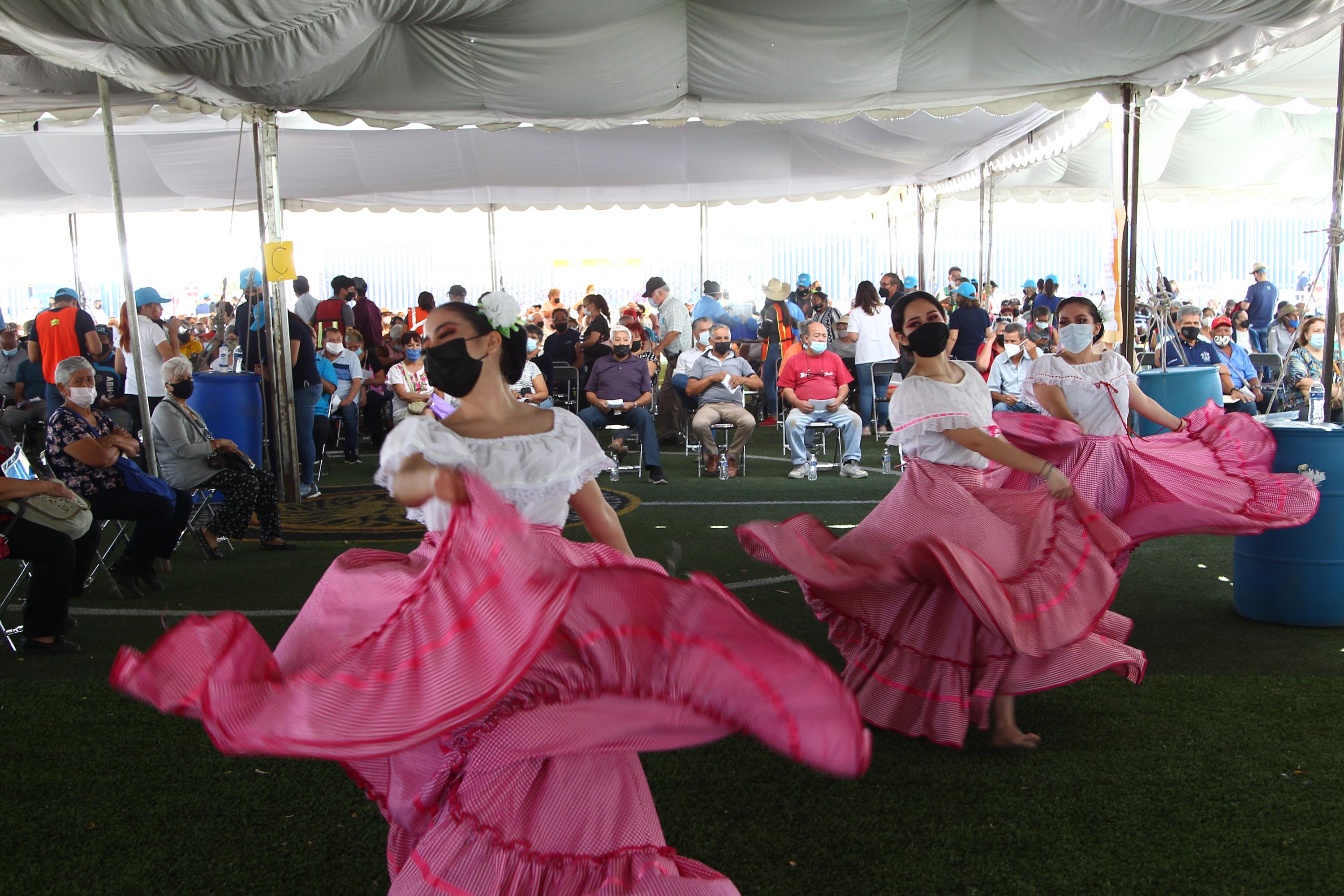 Grupo de danza folclórica realiza exhibición