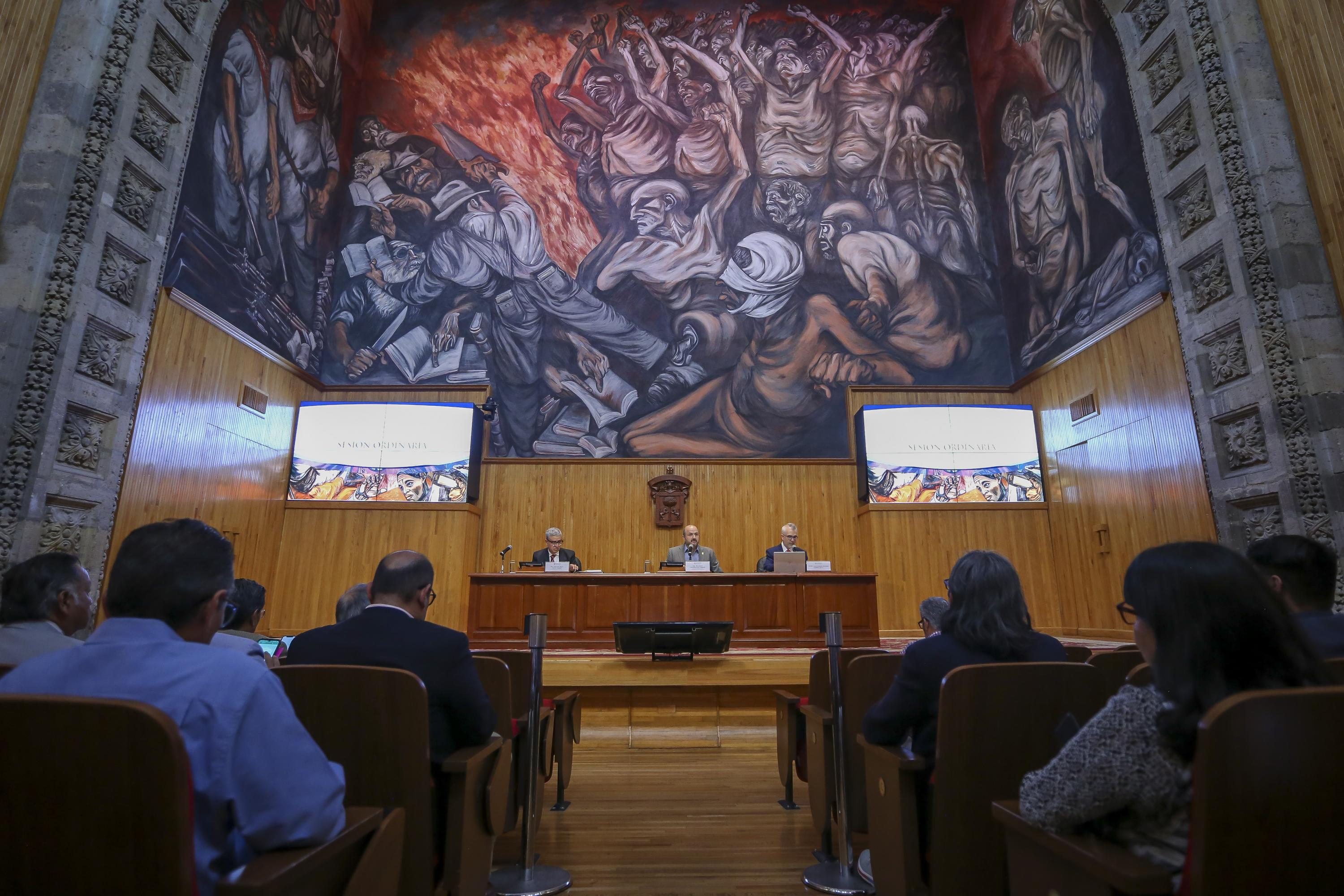 Autoridades del evento en presidium frente a integrantes del c g u en auditorio