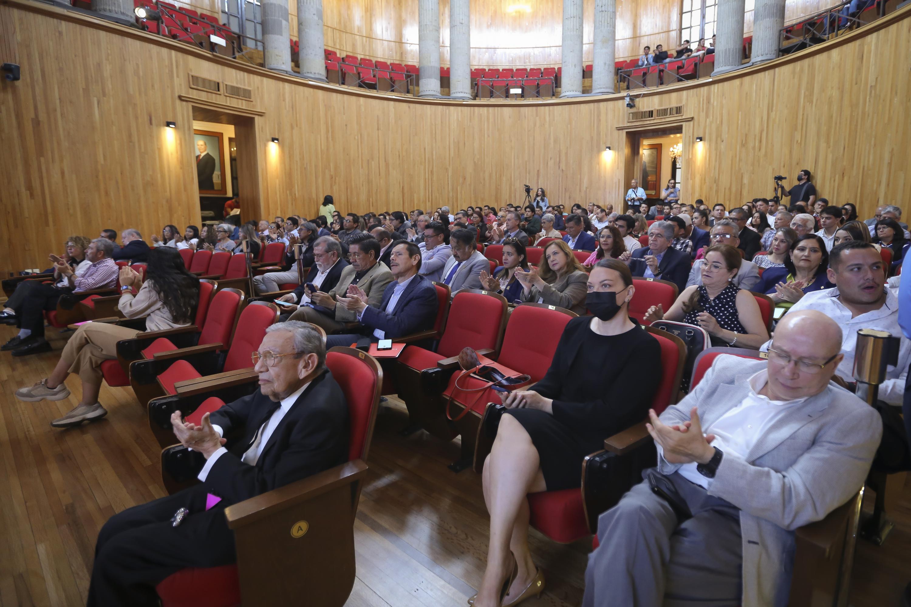Integrantes del Consejo General Universitario en auditorio
