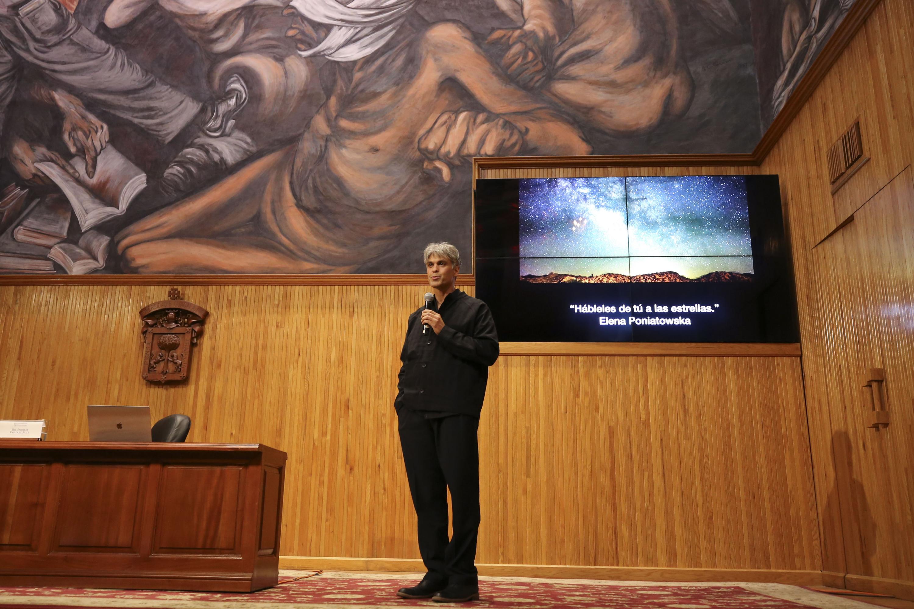 Expositor frente asistentes en auditorio