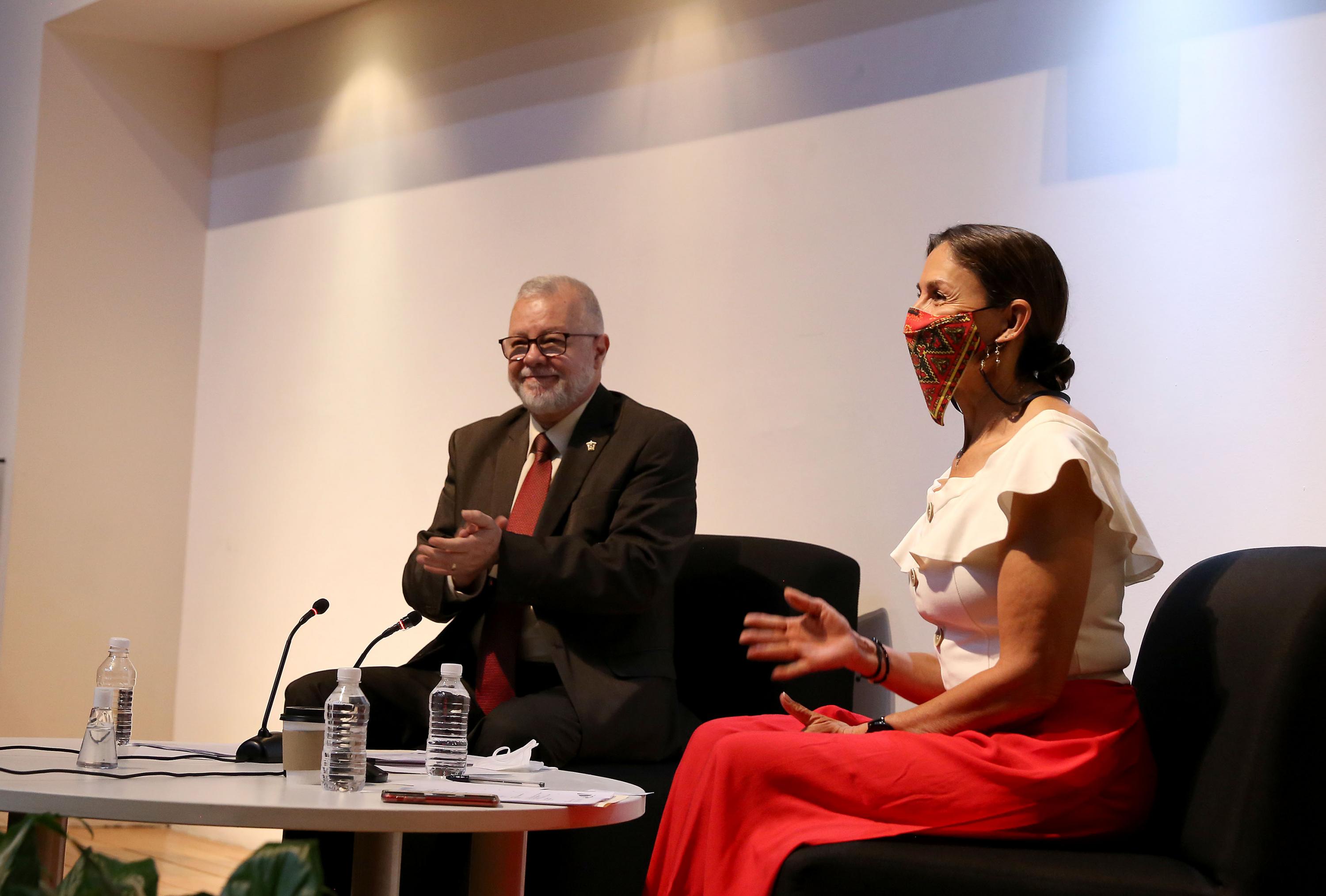 Autoridades del evento frente a asistentes