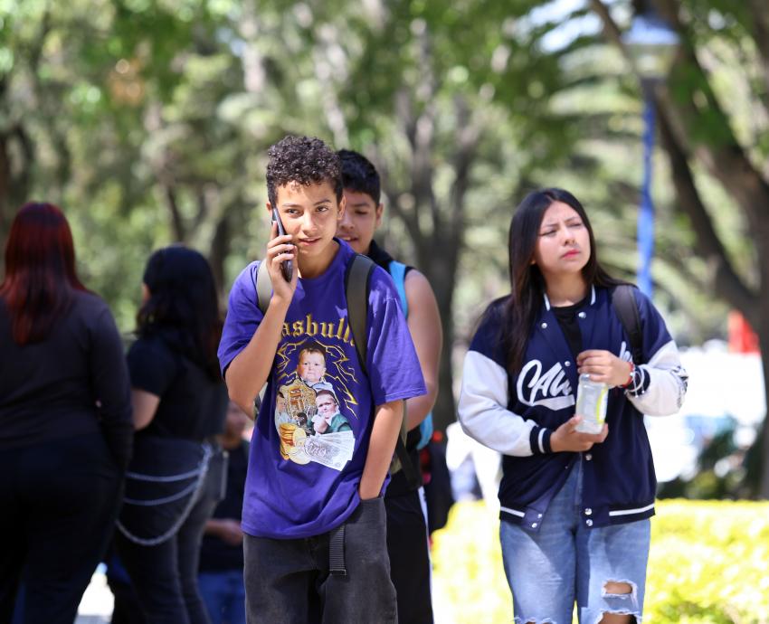 Personas caminando al aire libre