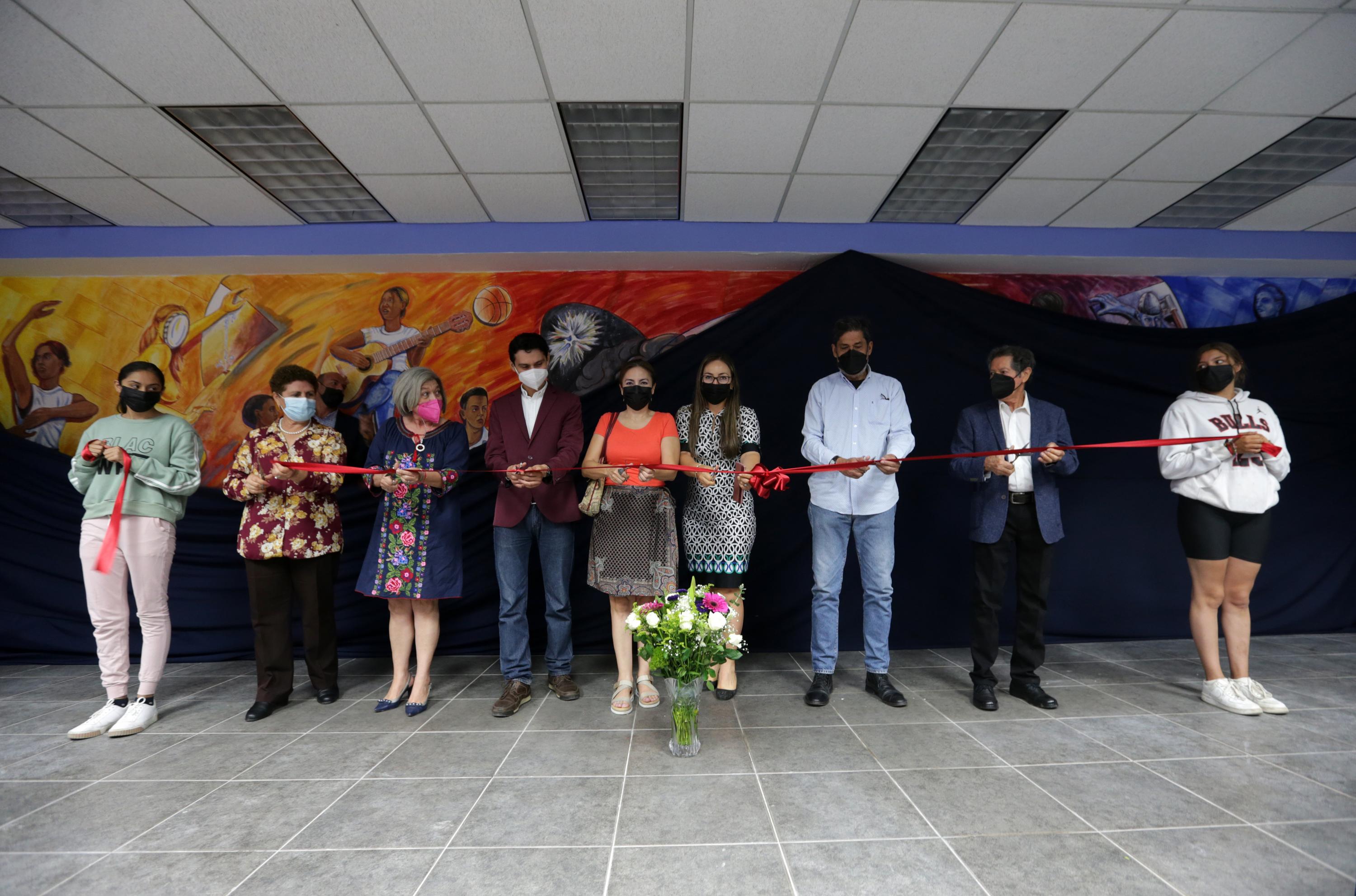 Autoridades del evento en corte de listón