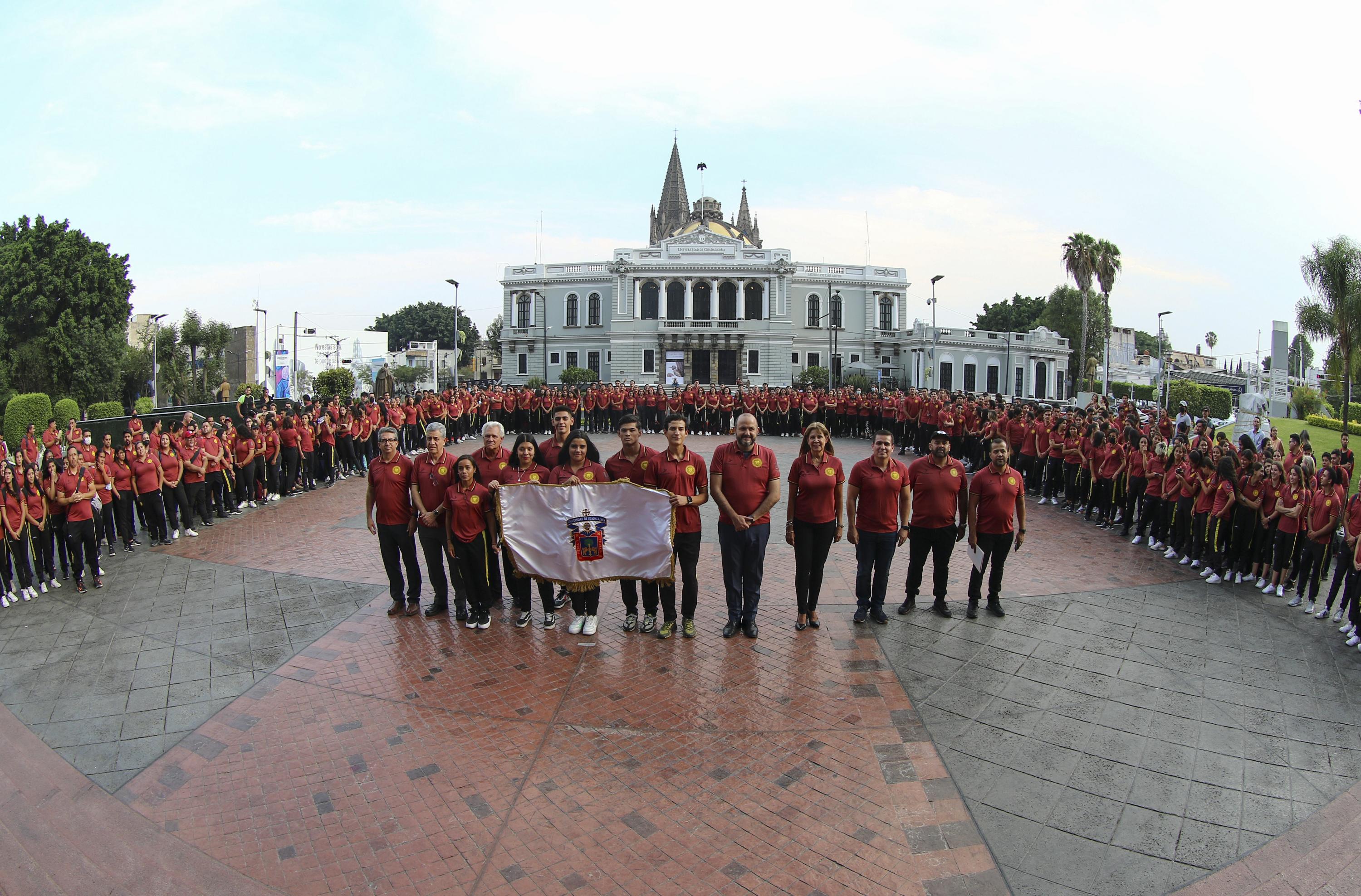 Autoridades del evento frente a asistentes en explanada de rectoría general de la u d g