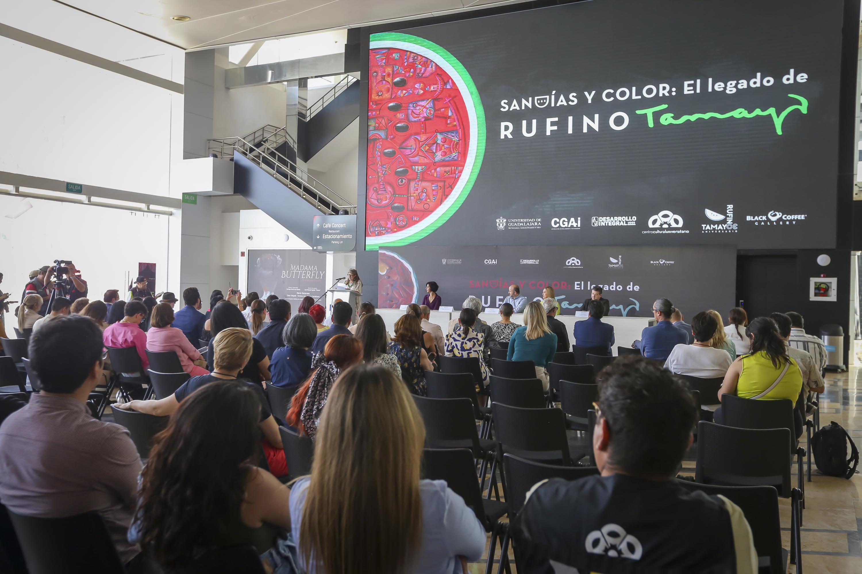 Autoridades del evento en presidium frente a asistentes