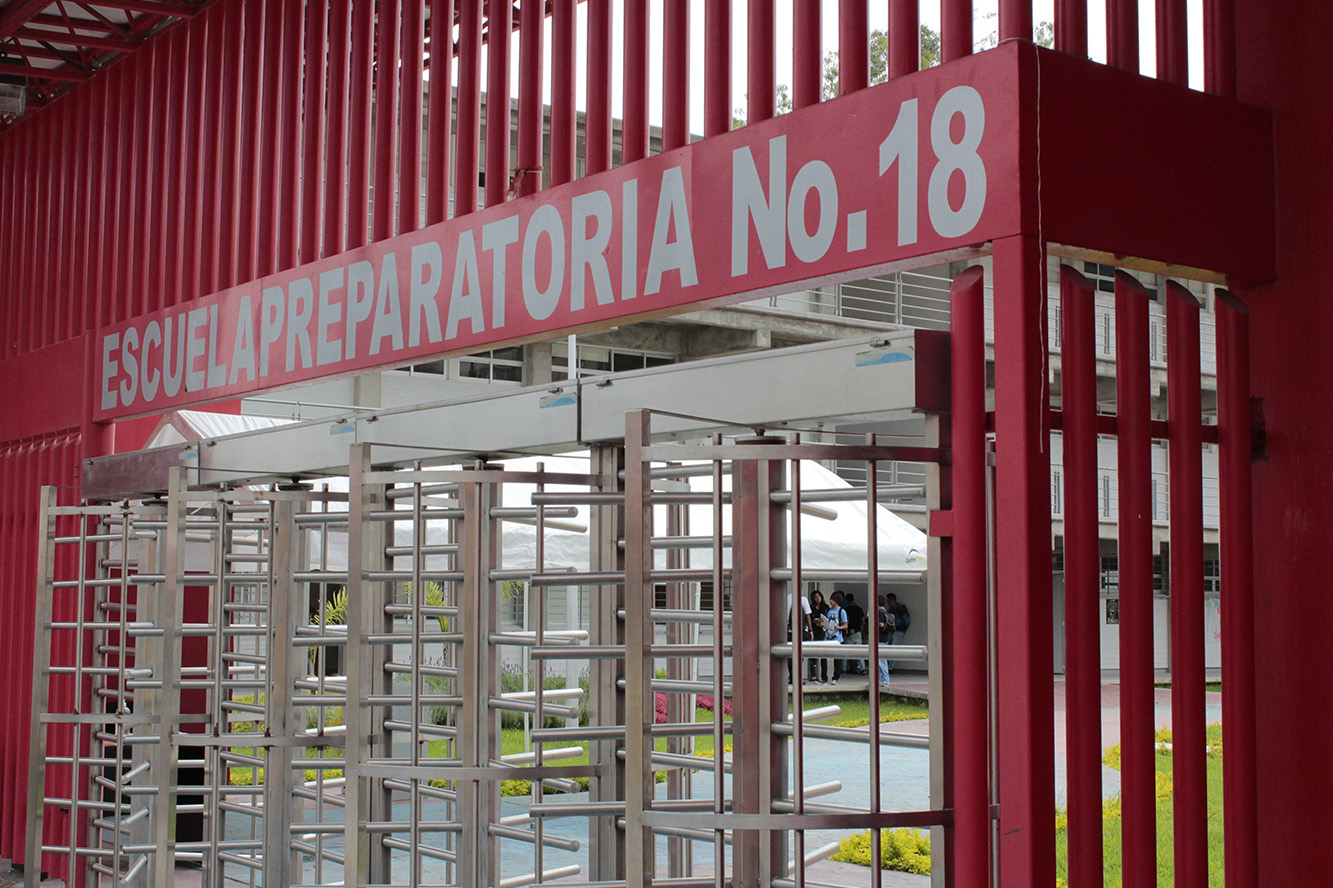 Entrada del plantel