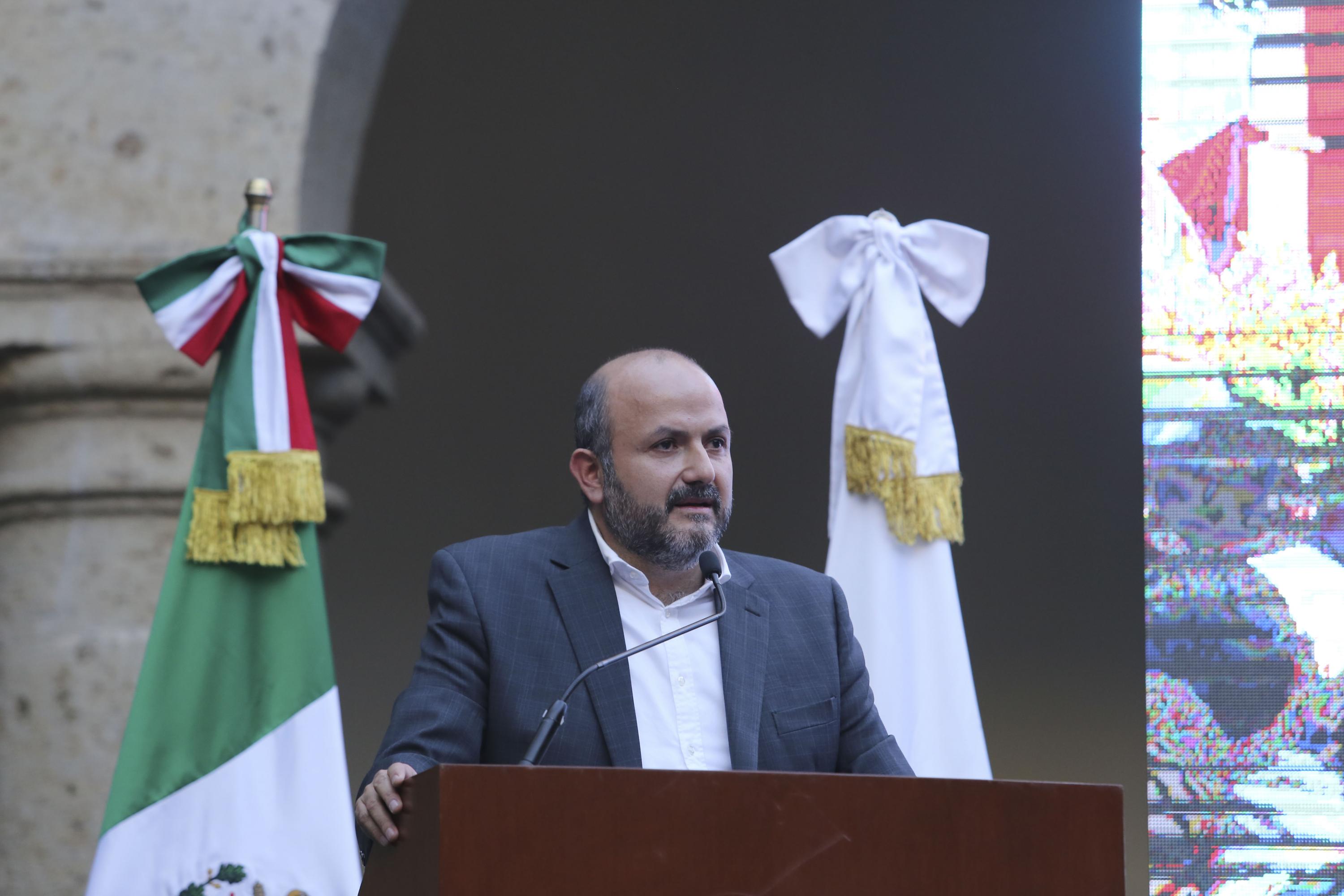 doctor Ricardo Villanueva Lomelí rector general de la Universidad de Guadalajara en uso de la voz en pódium