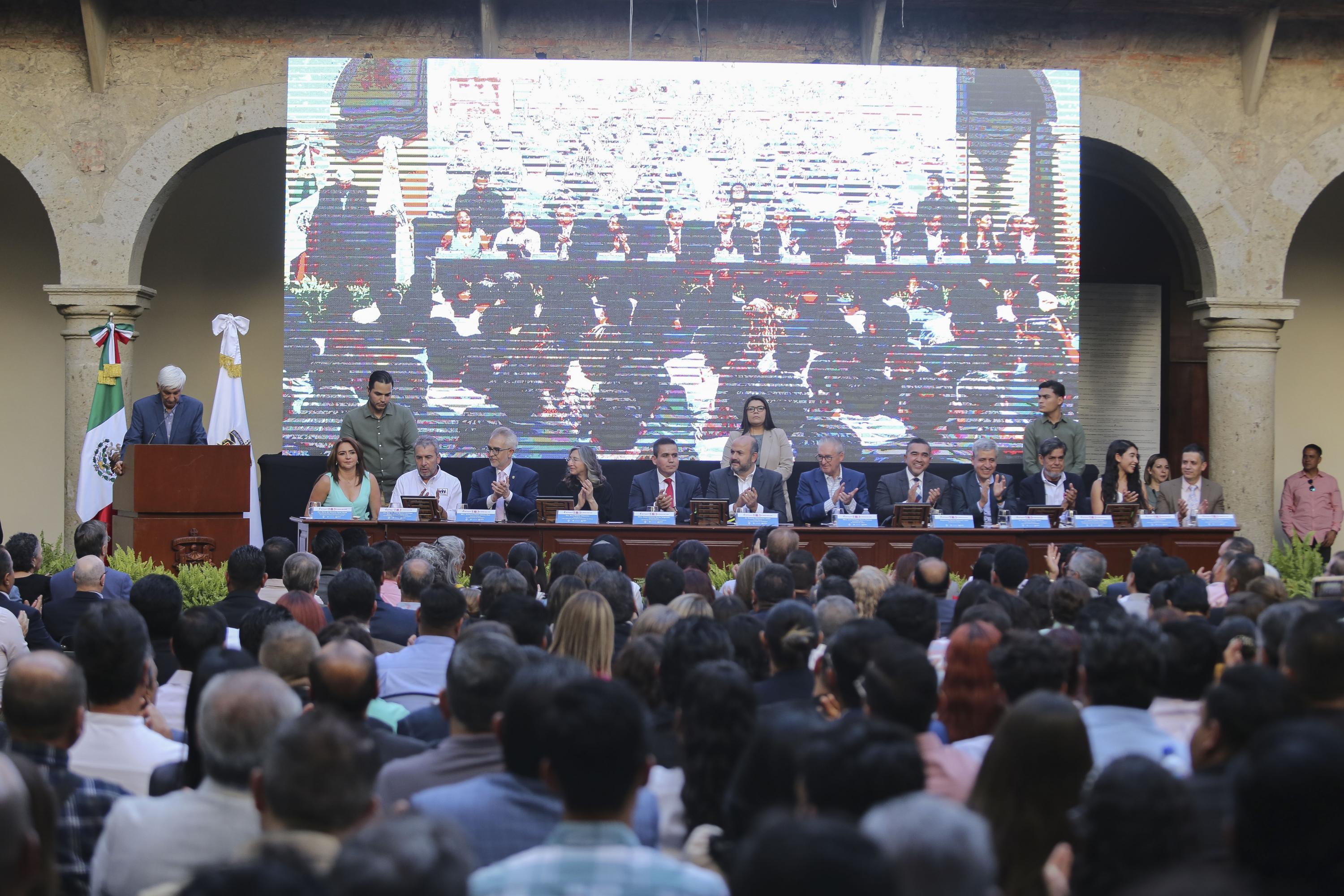 Autoridades del evento frente a asistentes