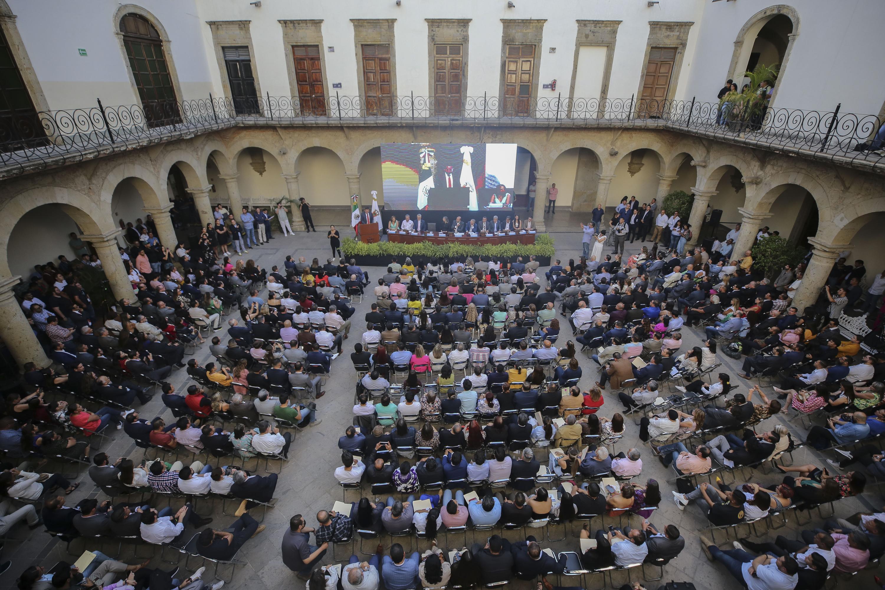 Autoridades del evento frente a asistentes