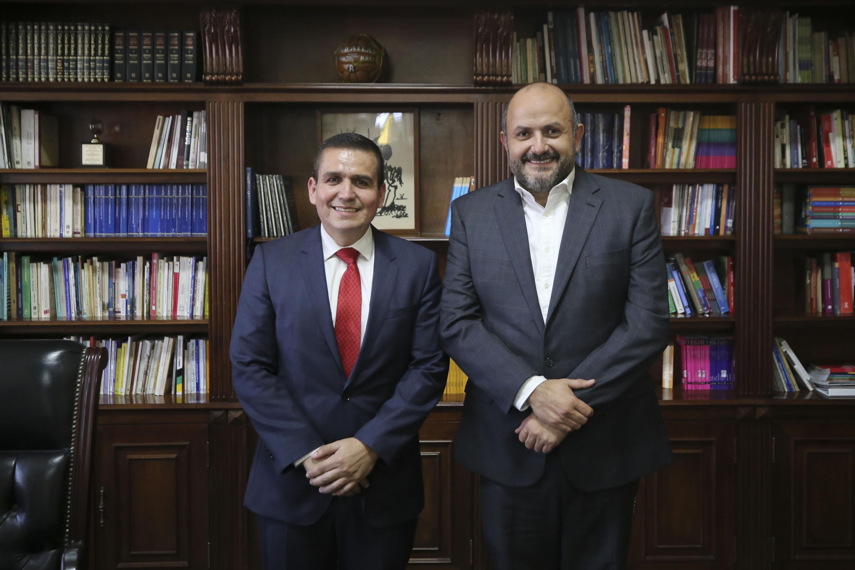 maestro César Barba Delgadillo junto al doctor Ricardo Villanueva Lomelí rector general de la Universidad de Guadalajara