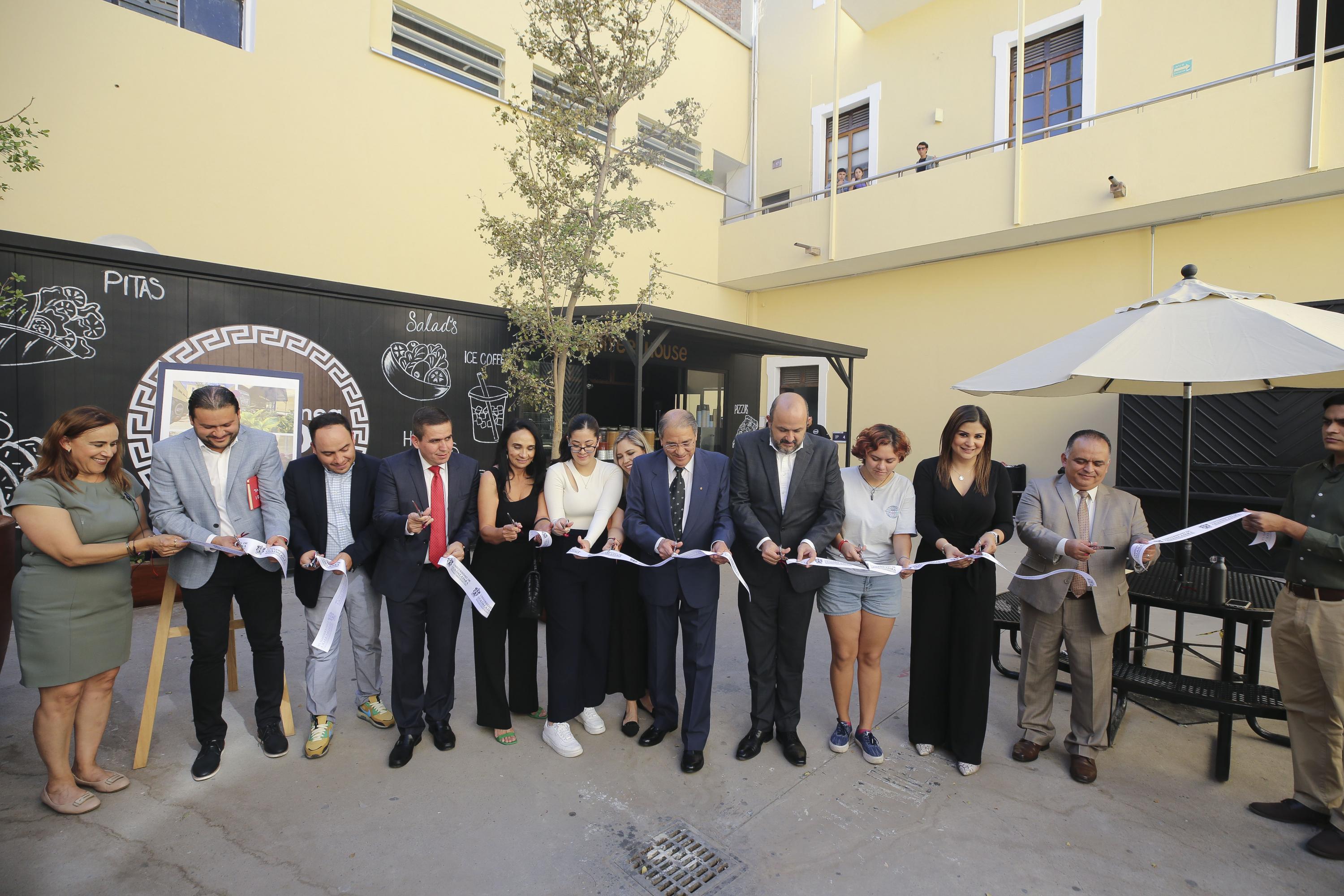 Autoridades del evento en corte de listón