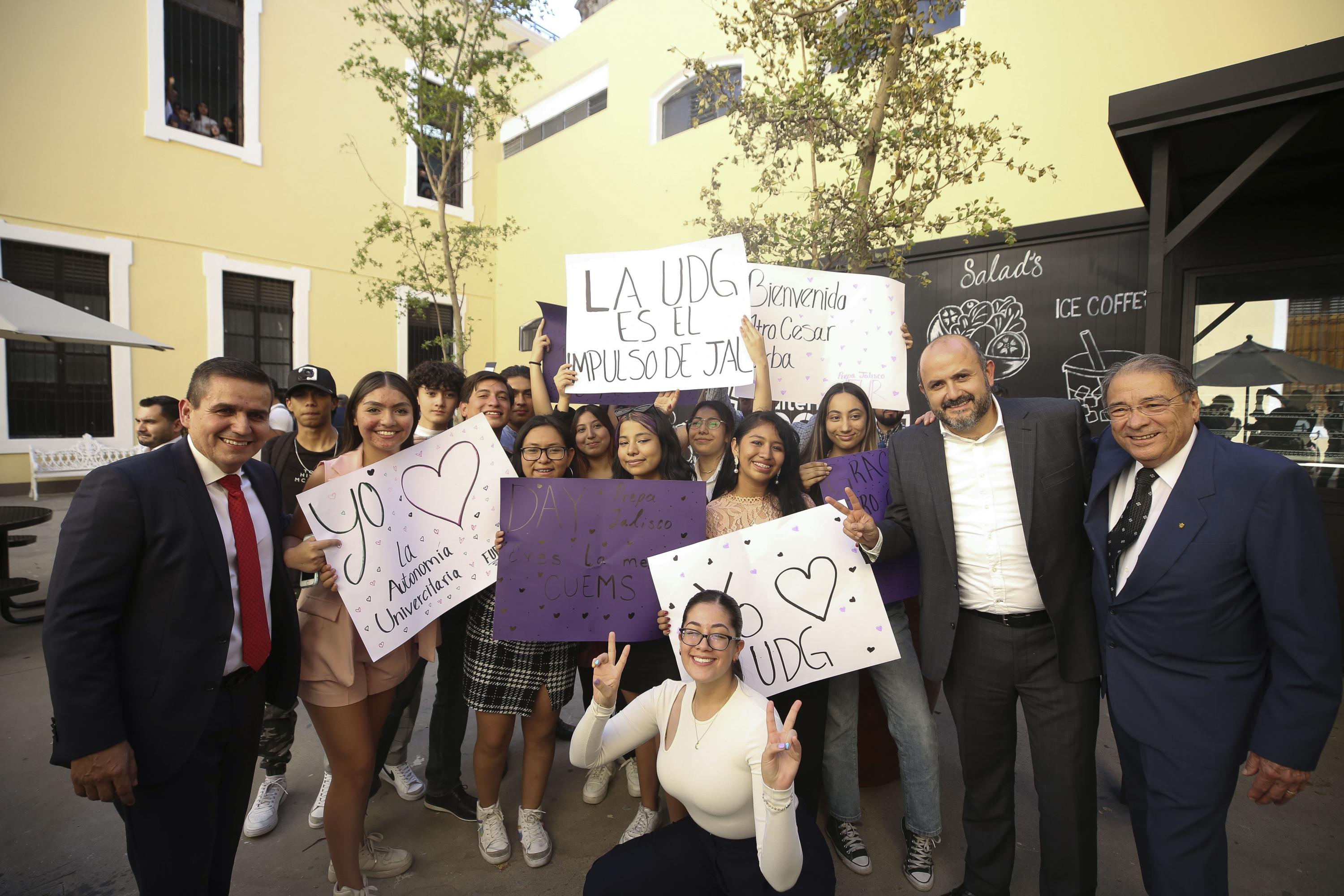 Maestro César Barba junto a estudiantes