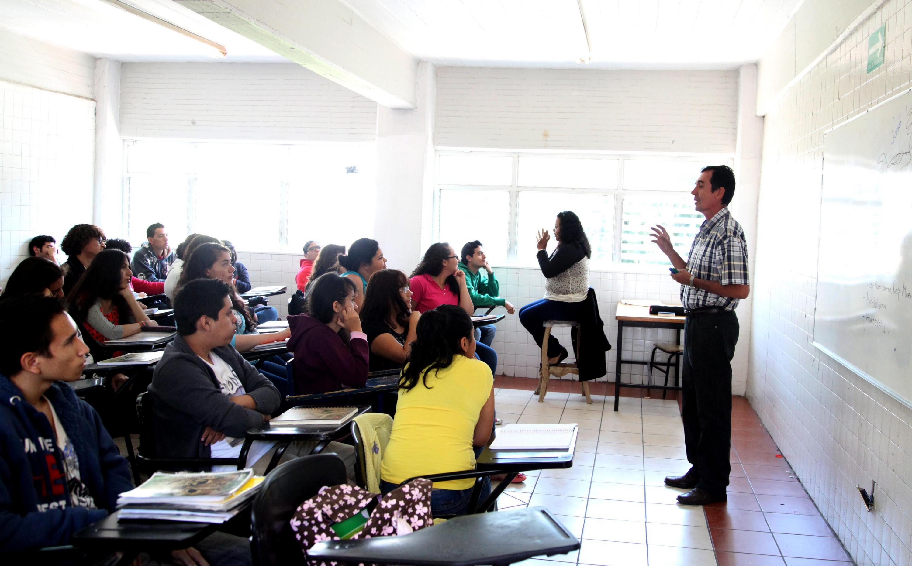 Docente frente a alumnos en aula
