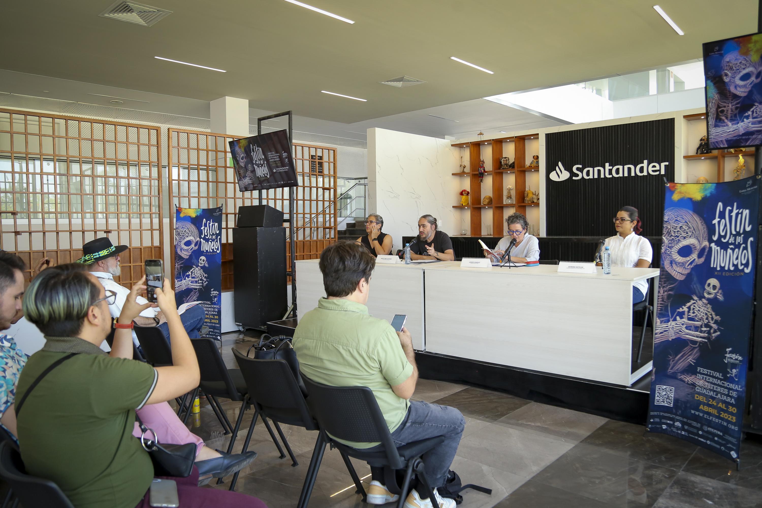 Autoridades del evento en presidium