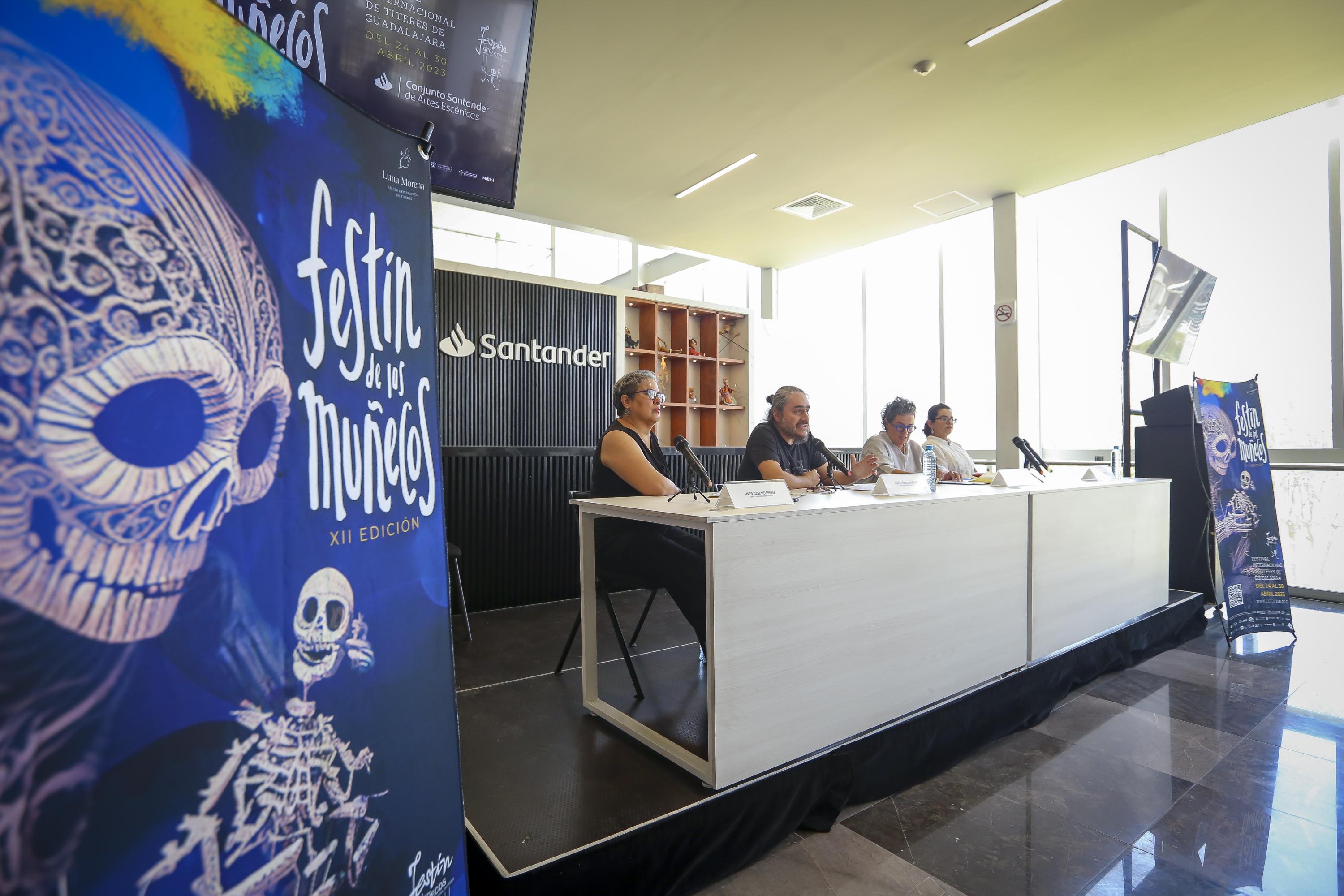 Autoridades del evento en presidium